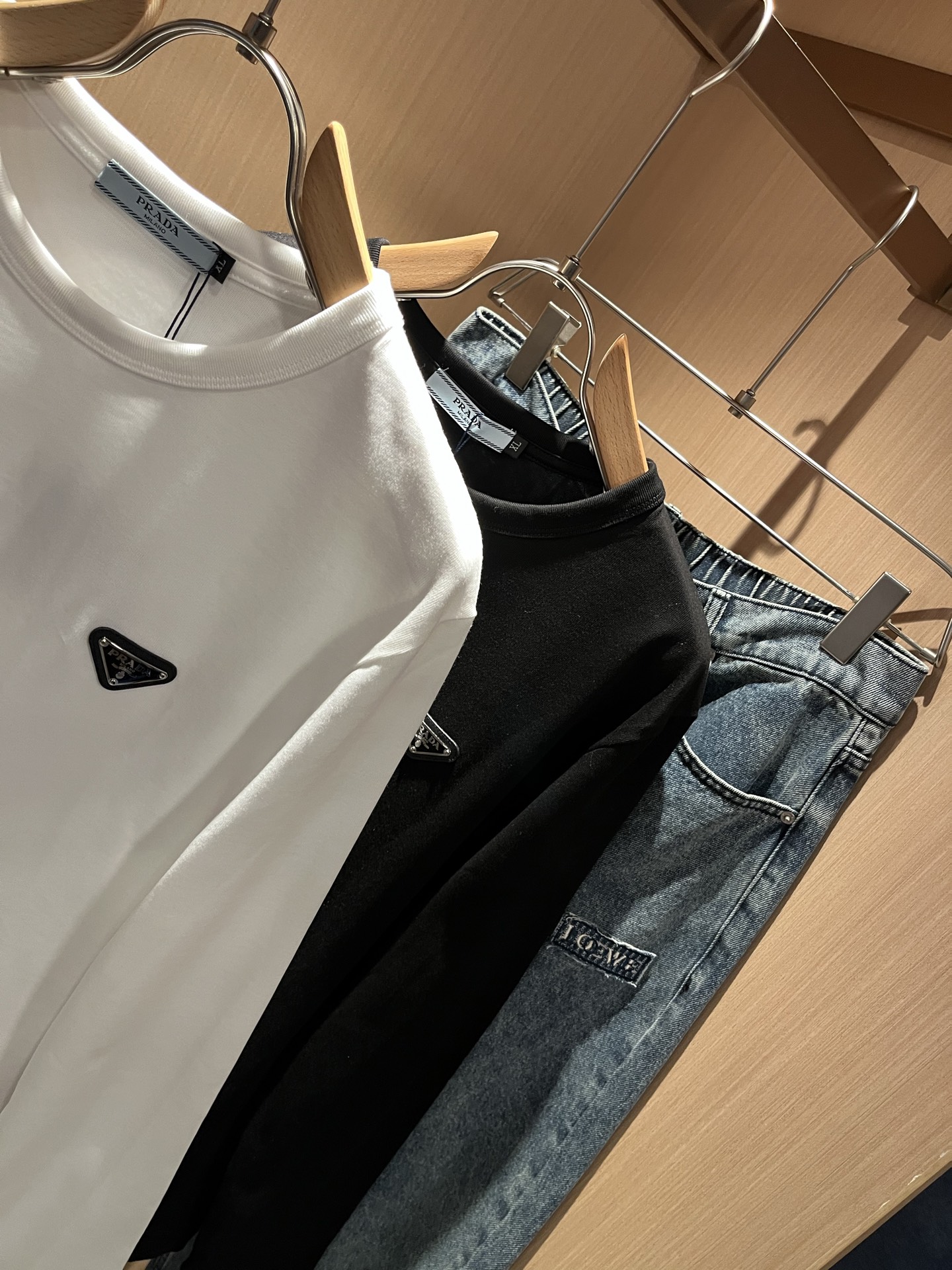 Prad*普*达 2025秋冬季新款经典元素长袖打底衫，经典大方的款式，可以穿十年都还是流行的那种，你一