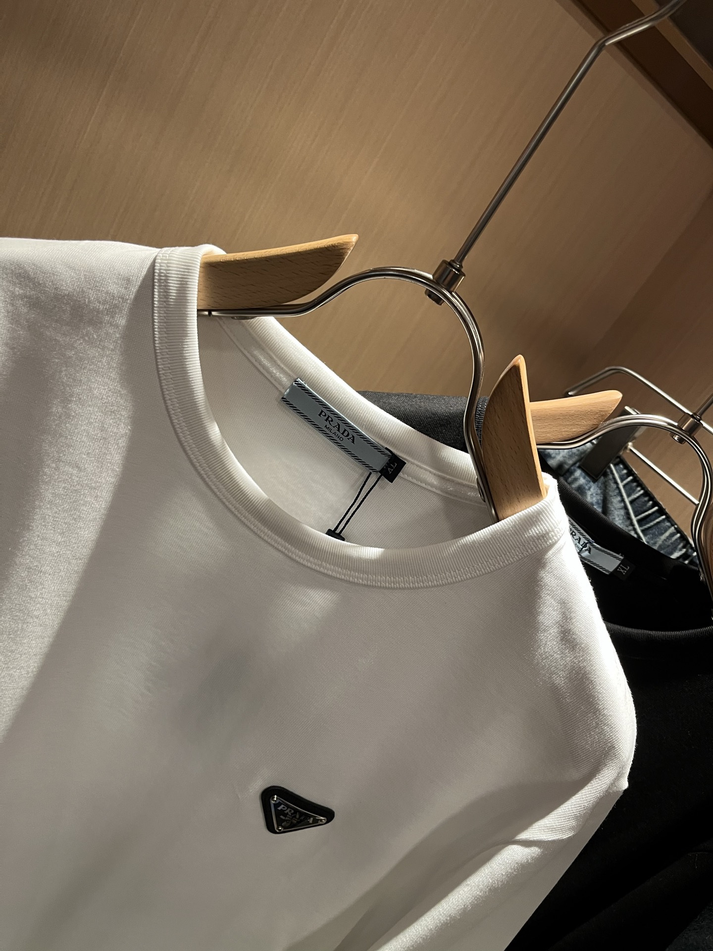 Prad*普*达 2025秋冬季新款经典元素长袖打底衫，经典大方的款式，可以穿十年都还是流行的那种，你一