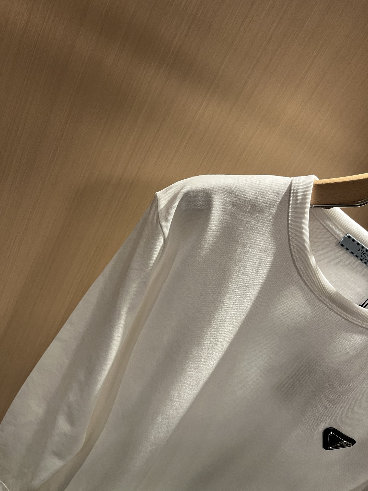 Prad*普*达 2025秋冬季新款经典元素长袖打底衫，经典大方的款式，可以穿十年都还是流行的那种，你一