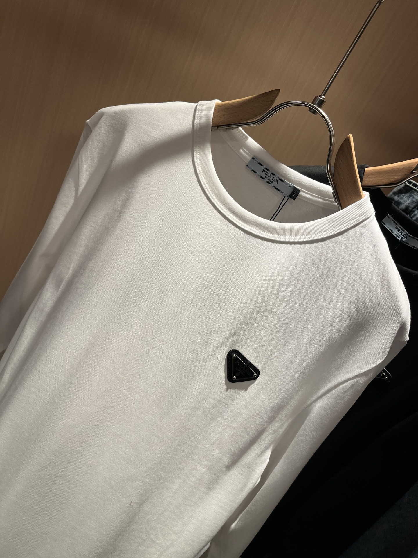 Prad*普*达 2025秋冬季新款经典元素长袖打底衫，经典大方的款式，可以穿十年都还是流行的那种，你一