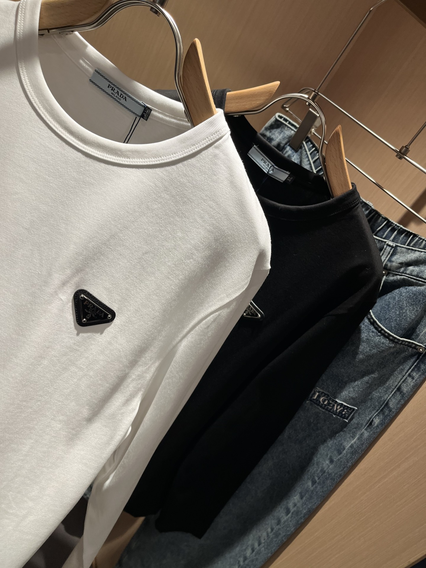 Prad*普*达 2025秋冬季新款经典元素长袖打底衫，经典大方的款式，可以穿十年都还是流行的那种，你一