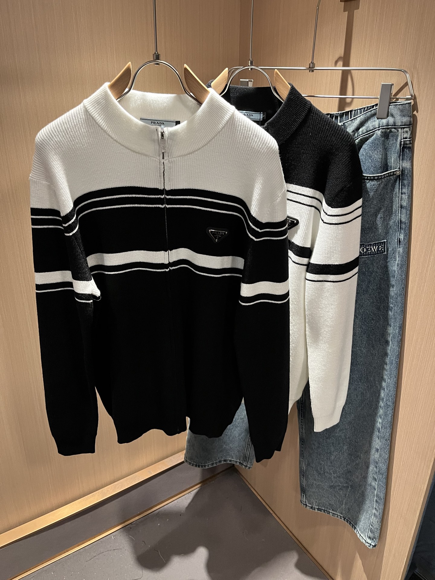 NO:541225,PRAD*A Pu*da 2025 autumn and winter new men's knitted wool sweater, the latest model is exclusively available on the entire network!  !  ~ It is classic and fashionable and versatile, who doesn’t like it? It will show the classic again. It is very pleasing to the eye and comes with a low luxury halo and recognition!  Pr*da's traditional brand concept and modern advanced technology are perfectly combined. Coupled with the extremely modern and modern minimalist design, P's exclusive three-dimensional triangle logo hardware design!  Customized 100% imported wool fabric!  The texture of this model is quite touching, the specifications and grades are known with tentacles. The degree of delicateness and breathability are top-notch!  Size M-4XL, prada, alexander wang19860909PRAD*A普*达2025秋冬新款男士针织羊毛衫,最新款全网独家首上！！~既经典有时尚百搭,谁不爱啊,将经典再次展现,非常的耐看,自带低奢光环与辨识度！Pr*da传统的品牌理念和现代化的先进技术进行了完美结合.加上极其现代摩登风范的简约设计,p家专属立体三角标识五金设计！定制百分百进口羊毛面料！此款的质感相当感人 触手便知规格档次 细腻程度与透气效果堪称顶级！尺码M-4XL,,prada,alexander wang,Men's clothing