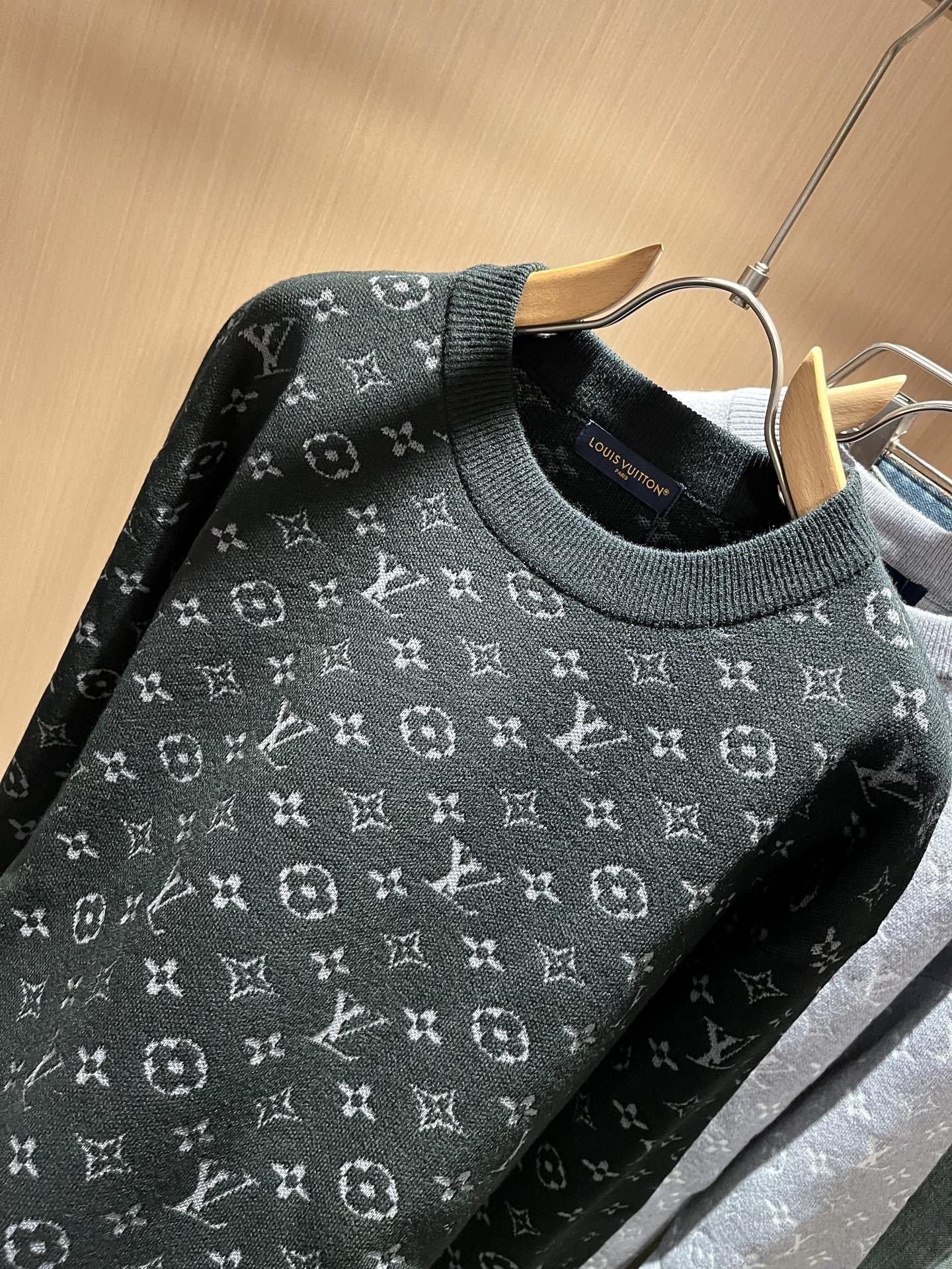 Louis Vuit*on 2025秋冬路易家族轻奢Monogram钩织针织羊毛衫！男女同款👫装饰！ 路
