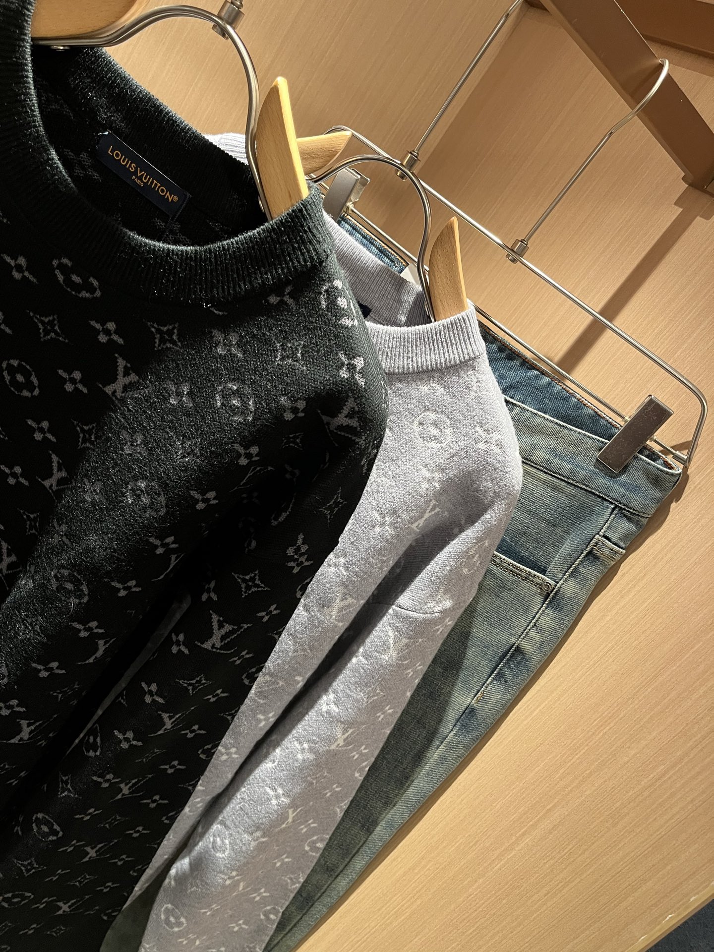 Louis Vuit*on 2025秋冬路易家族轻奢Monogram钩织针织羊毛衫！男女同款👫装饰！ 路