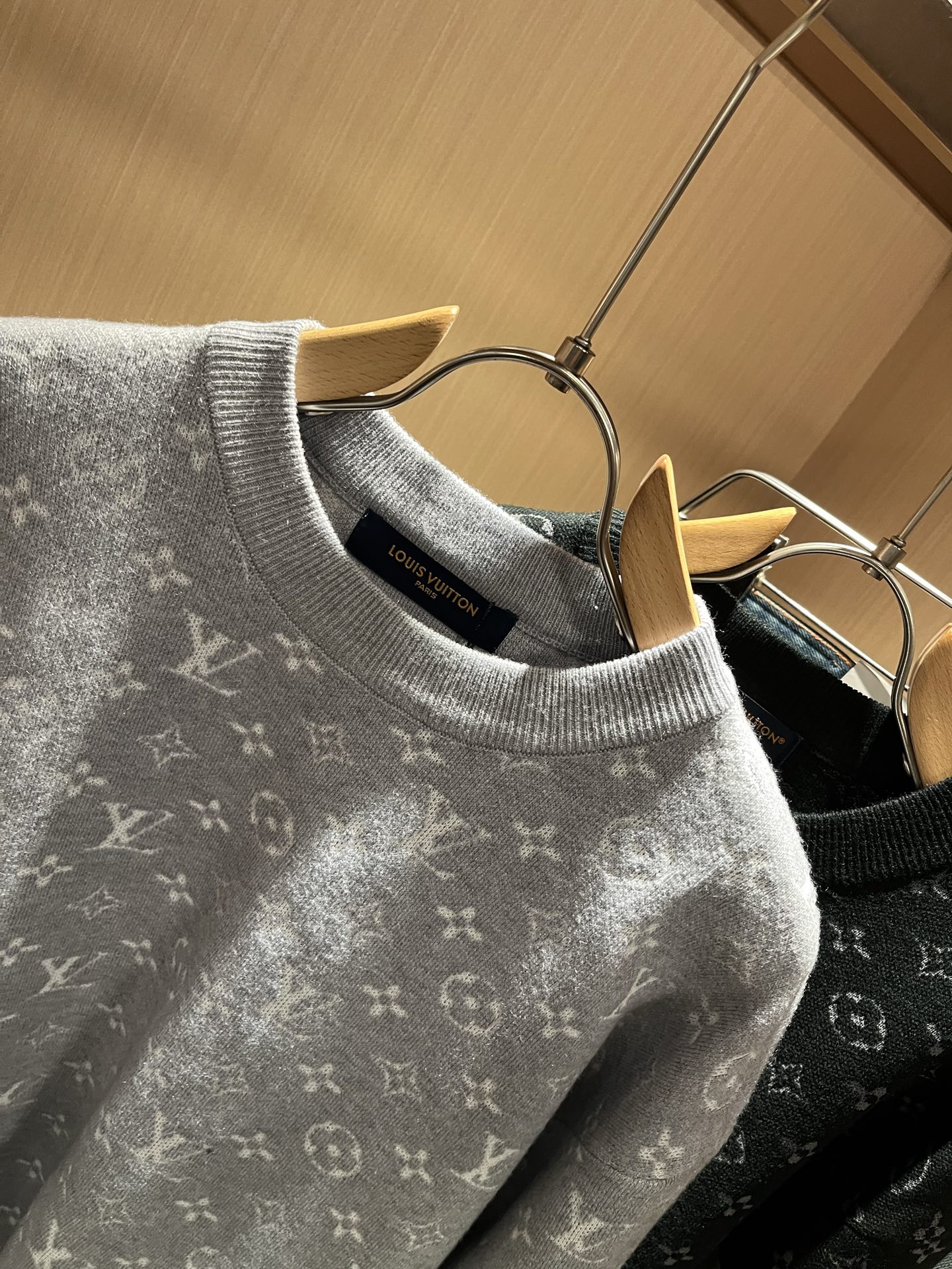 Louis Vuit*on 2025秋冬路易家族轻奢Monogram钩织针织羊毛衫！男女同款👫装饰！ 路