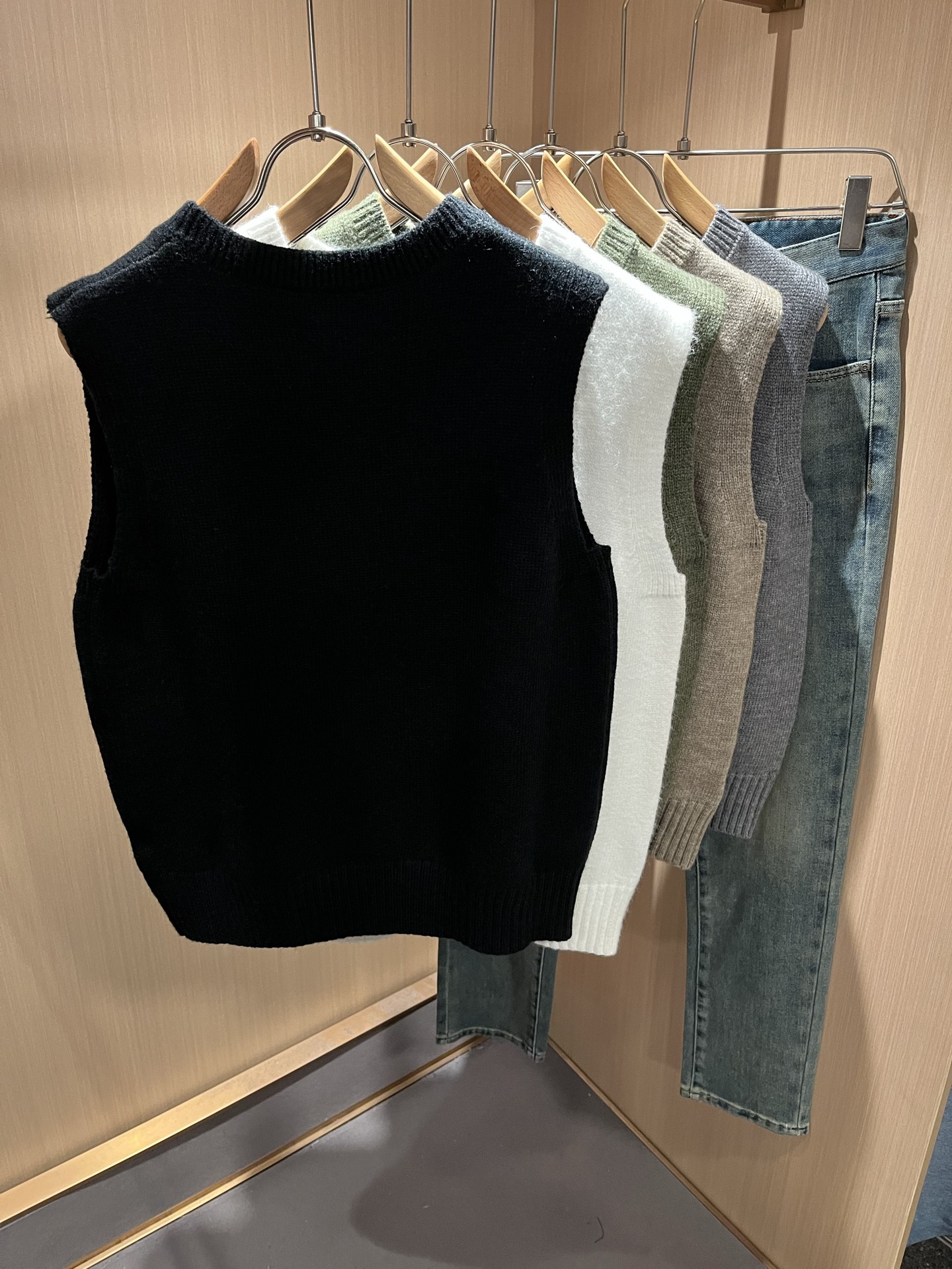 Loro Piana诺悠翩雅 2025秋冬男士最新的贸易订单针织马甲，全品相！！上身舒适透气，不僵硬，整