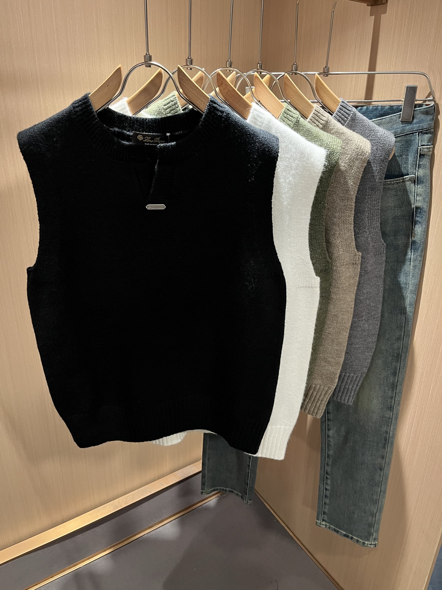 Loro Piana诺悠翩雅 2025秋冬男士最新的贸易订单针织马甲，全品相！！上身舒适透气，不僵硬，整