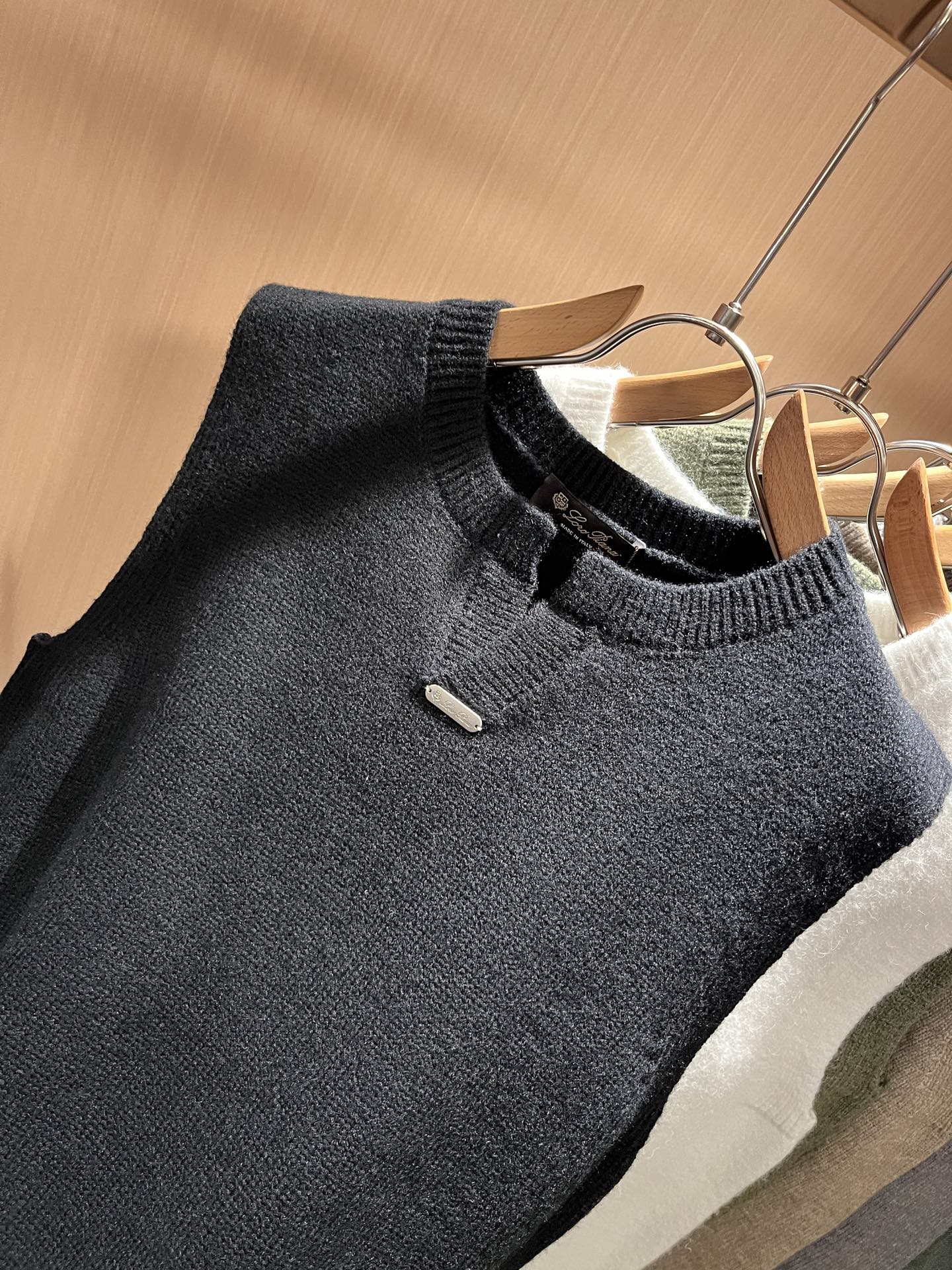 Loro Piana诺悠翩雅 2025秋冬男士最新的贸易订单针织马甲，全品相！！上身舒适透气，不僵硬，整