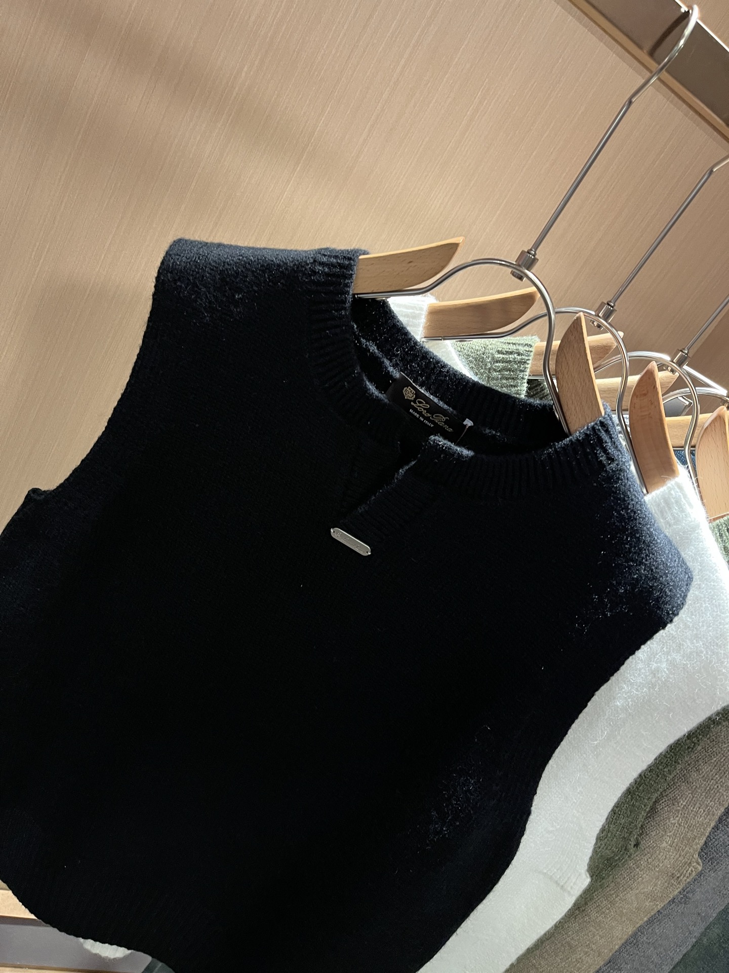 Loro Piana诺悠翩雅 2025秋冬男士最新的贸易订单针织马甲，全品相！！上身舒适透气，不僵硬，整