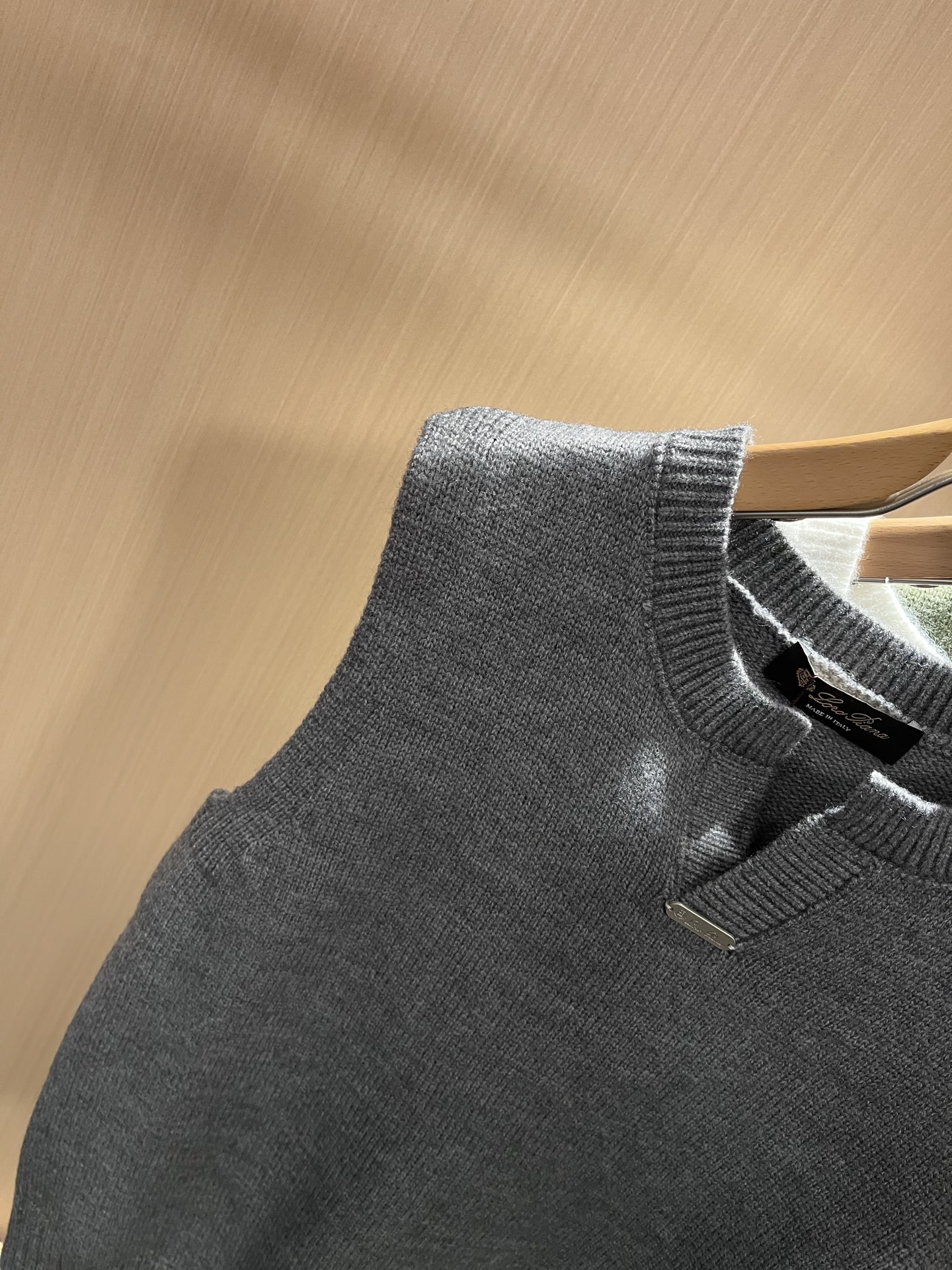 Loro Piana诺悠翩雅 2025秋冬男士最新的贸易订单针织马甲，全品相！！上身舒适透气，不僵硬，整