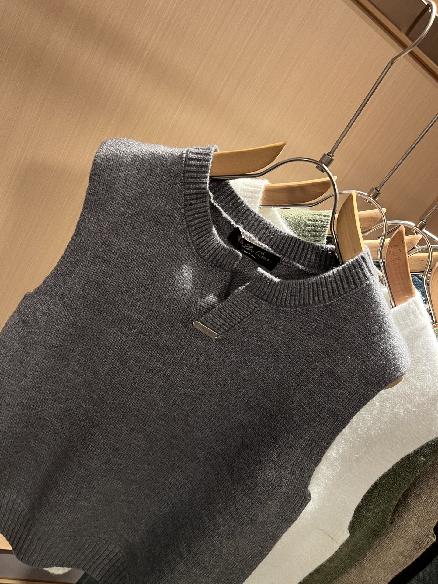 Loro Piana诺悠翩雅 2025秋冬男士最新的贸易订单针织马甲，全品相！！上身舒适透气，不僵硬，整