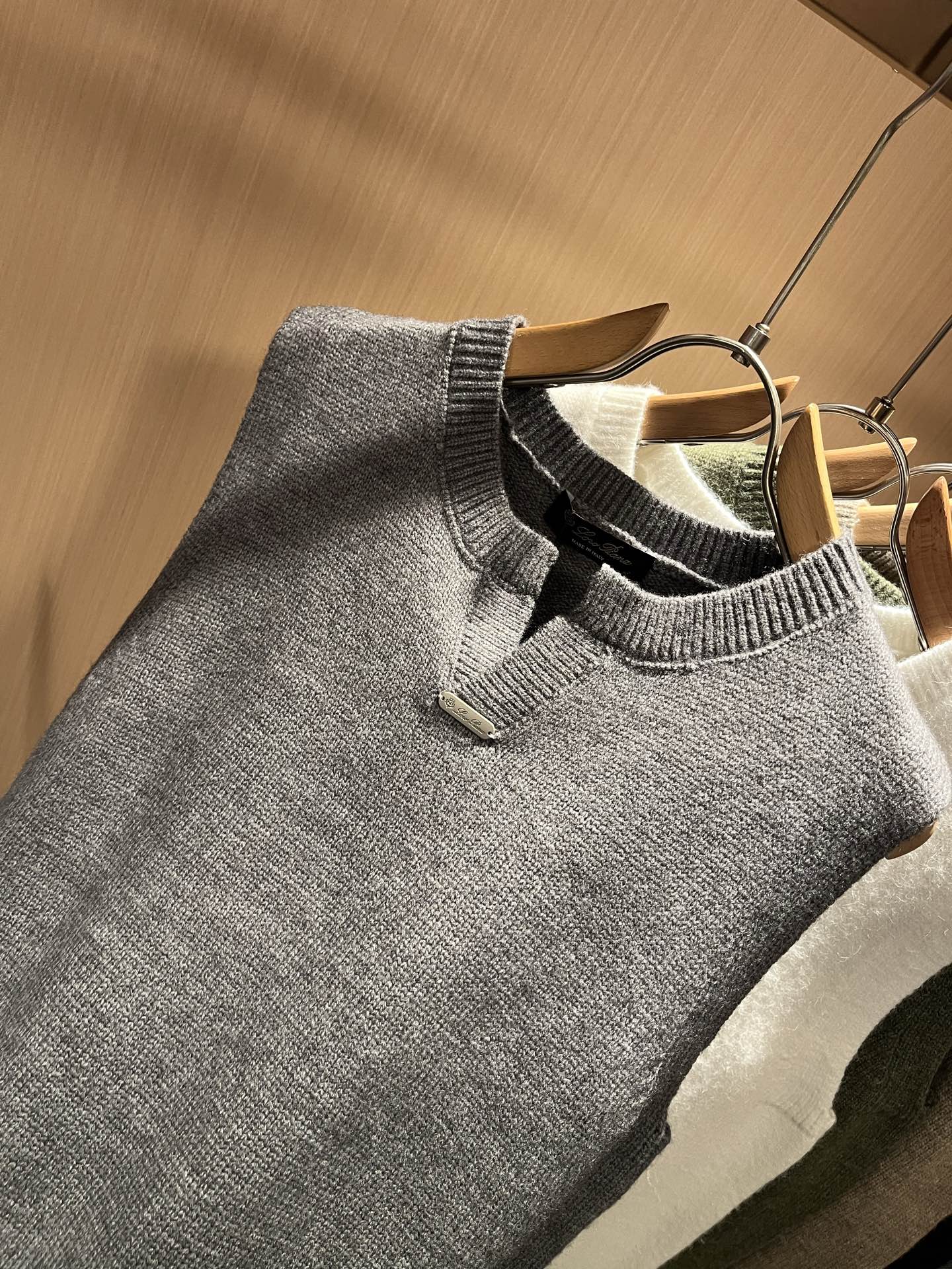 Loro Piana诺悠翩雅 2025秋冬男士最新的贸易订单针织马甲，全品相！！上身舒适透气，不僵硬，整