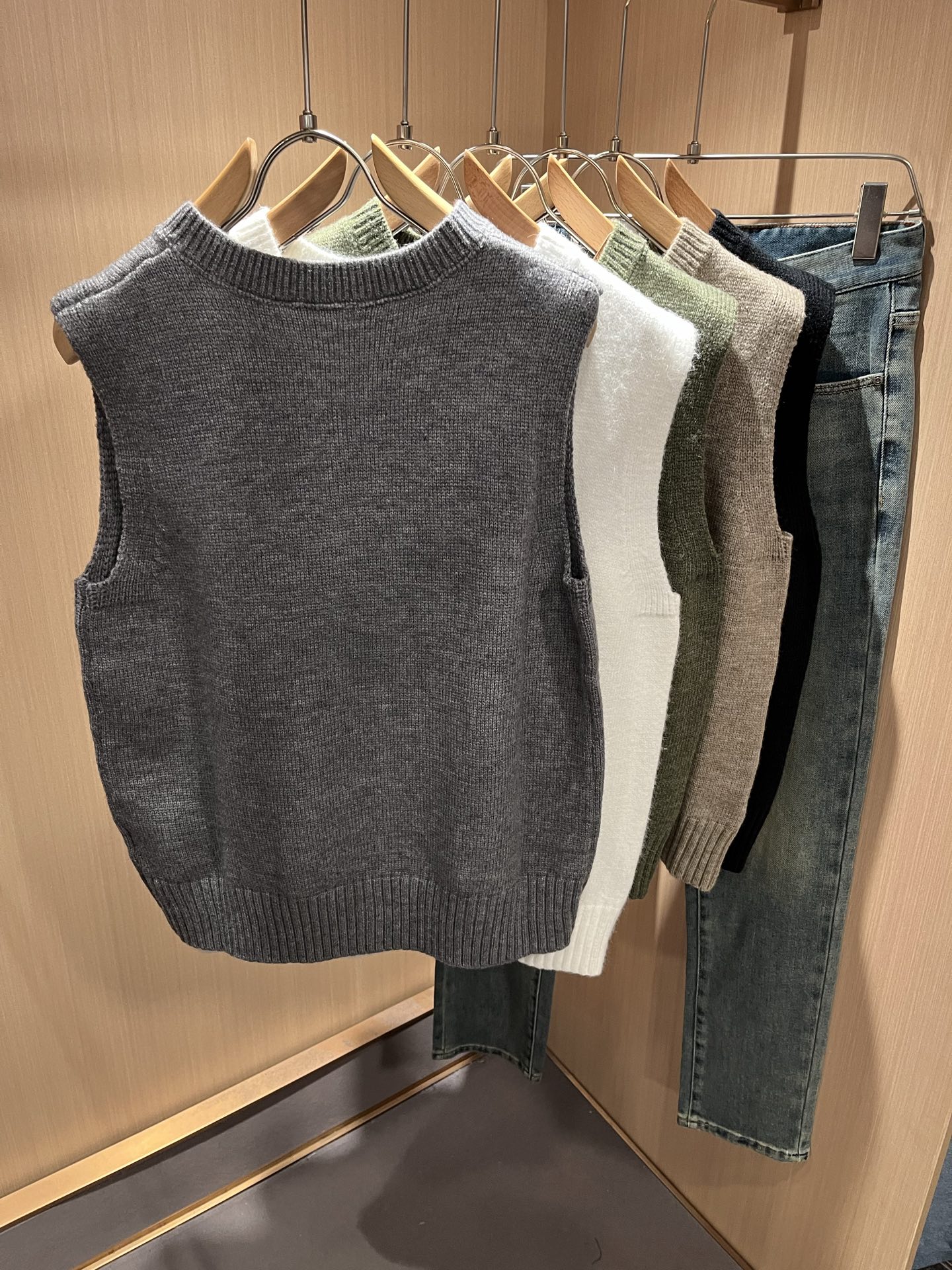 Loro Piana诺悠翩雅 2025秋冬男士最新的贸易订单针织马甲，全品相！！上身舒适透气，不僵硬，整