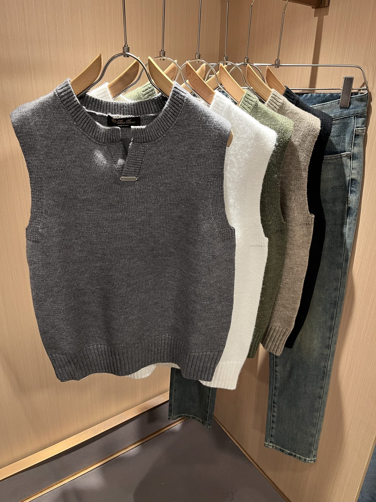 Loro Piana诺悠翩雅 2025秋冬男士最新的贸易订单针织马甲，全品相！！上身舒适透气，不僵硬，整