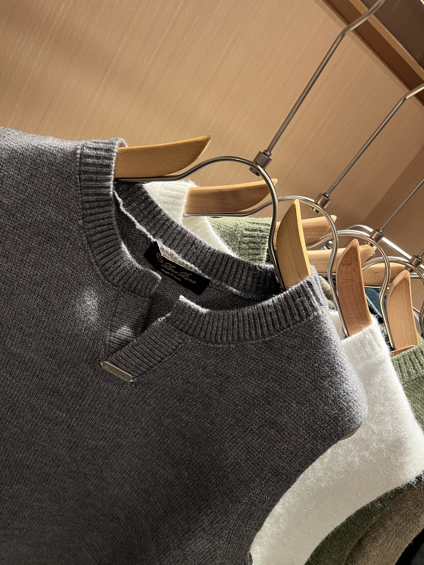 Loro Piana诺悠翩雅 2025秋冬男士最新的贸易订单针织马甲，全品相！！上身舒适透气，不僵硬，整