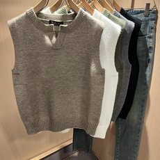 Loro Piana诺悠翩雅 2025秋冬男士最新的贸易订单针织马甲,全品相!!上身舒适透气,不僵硬,整 Loro Piana诺悠翩雅 2025秋冬男士最新的贸易订单针织马甲,全品相!!上身舒适透气,不僵硬,整
