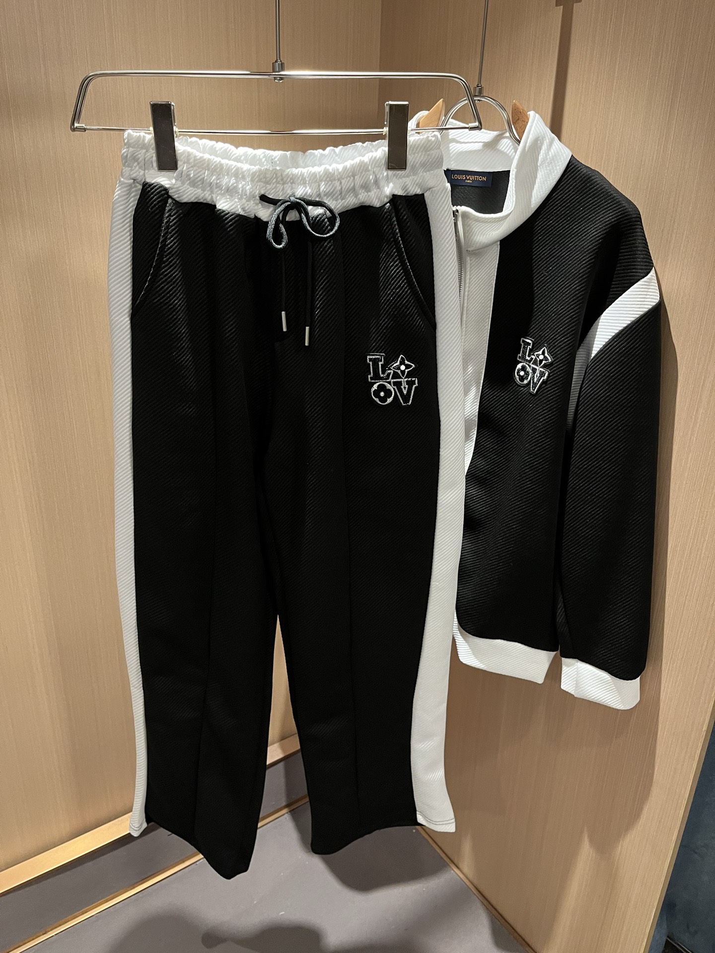 Louis Vuit*on 路易家族 2025秋冬新款套装，轻奢休闲套装，男女同款👫装饰！路易家族的新高
