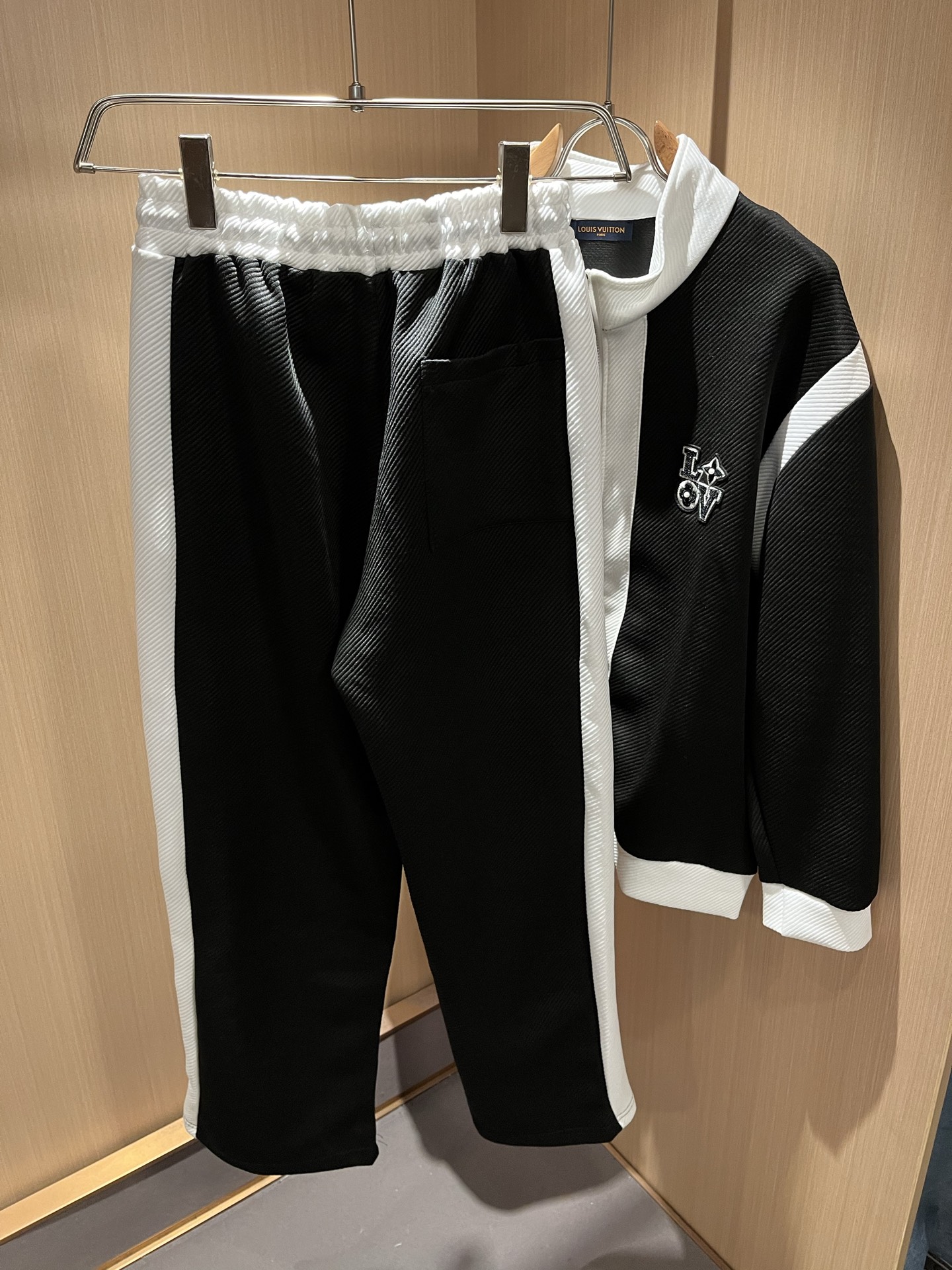Louis Vuit*on 路易家族 2025秋冬新款套装，轻奢休闲套装，男女同款👫装饰！路易家族的新高