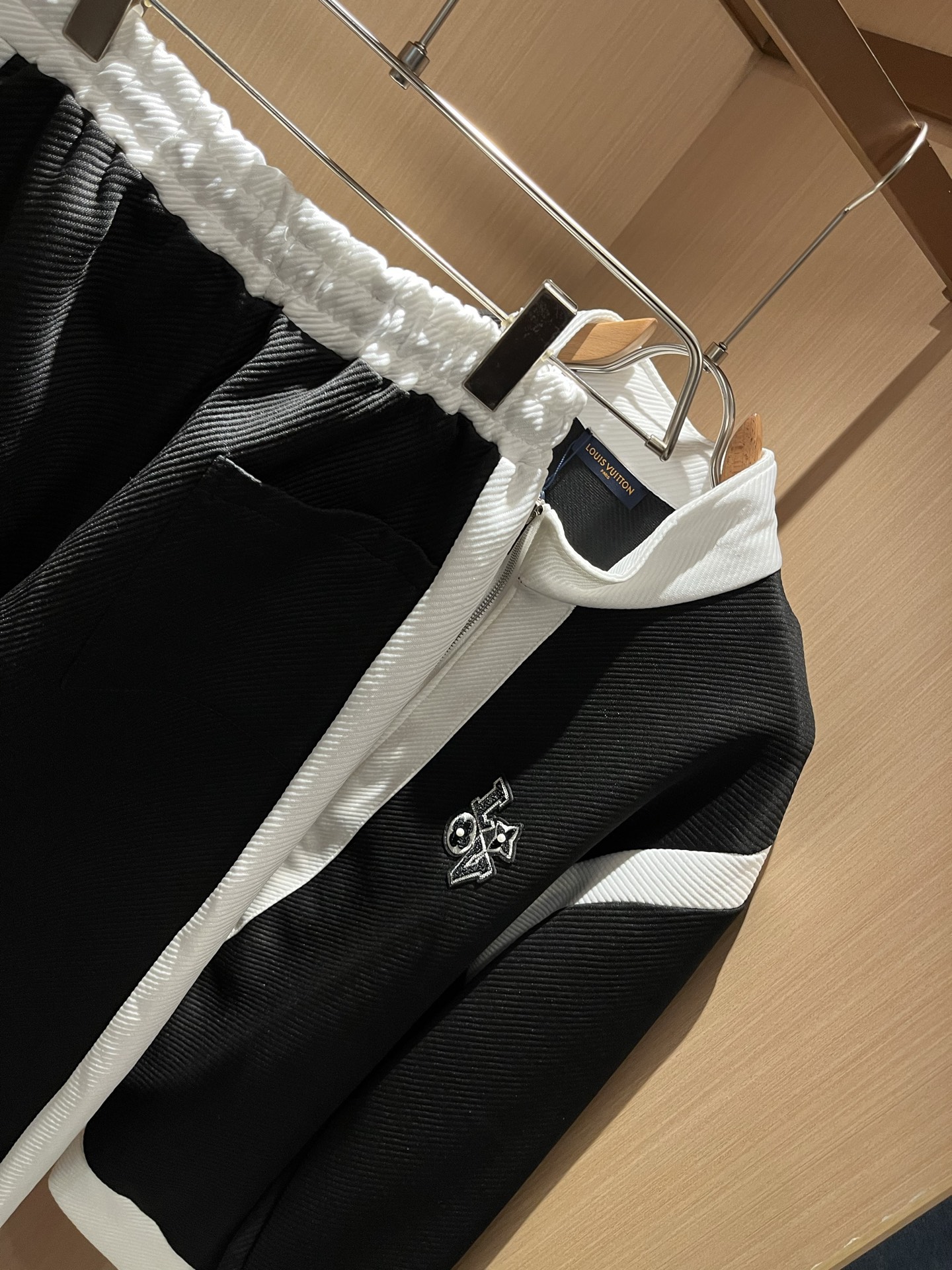 Louis Vuit*on 路易家族 2025秋冬新款套装，轻奢休闲套装，男女同款👫装饰！路易家族的新高