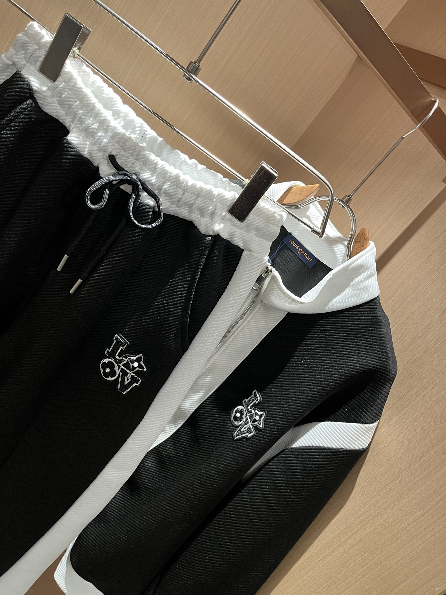 Louis Vuit*on 路易家族 2025秋冬新款套装，轻奢休闲套装，男女同款👫装饰！路易家族的新高