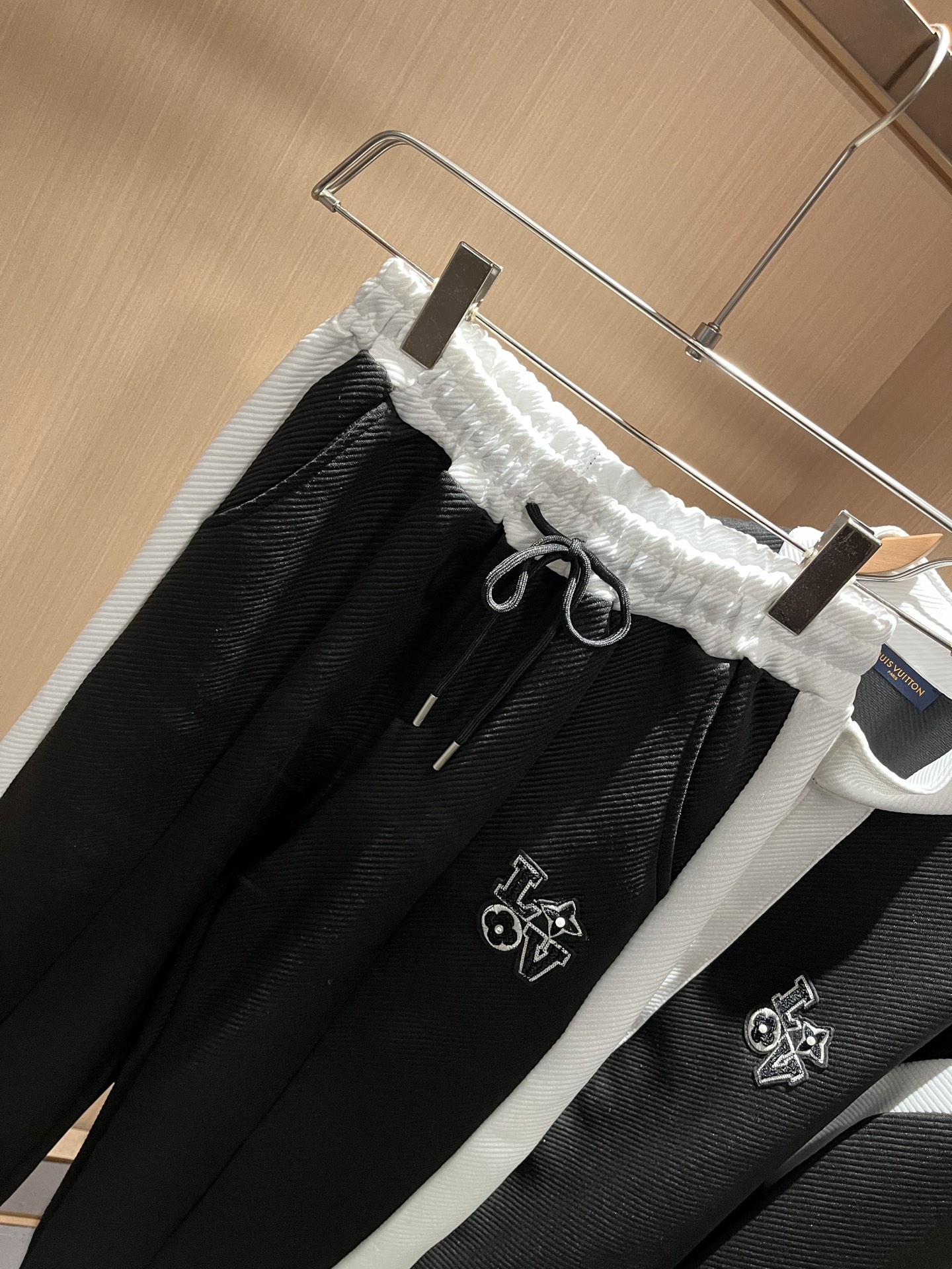 Louis Vuit*on 路易家族 2025秋冬新款套装，轻奢休闲套装，男女同款👫装饰！路易家族的新高