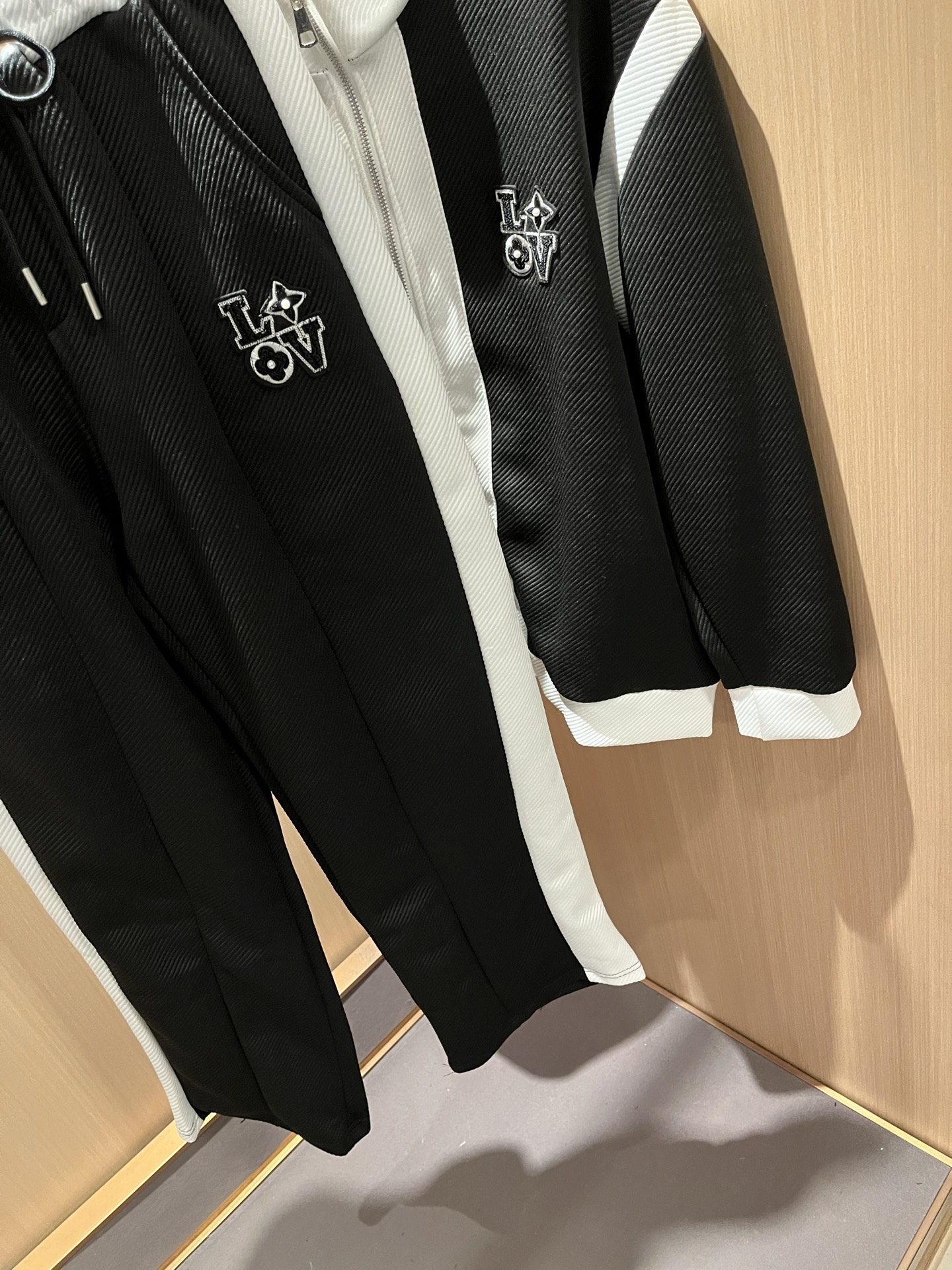 Louis Vuit*on 路易家族 2025秋冬新款套装，轻奢休闲套装，男女同款👫装饰！路易家族的新高