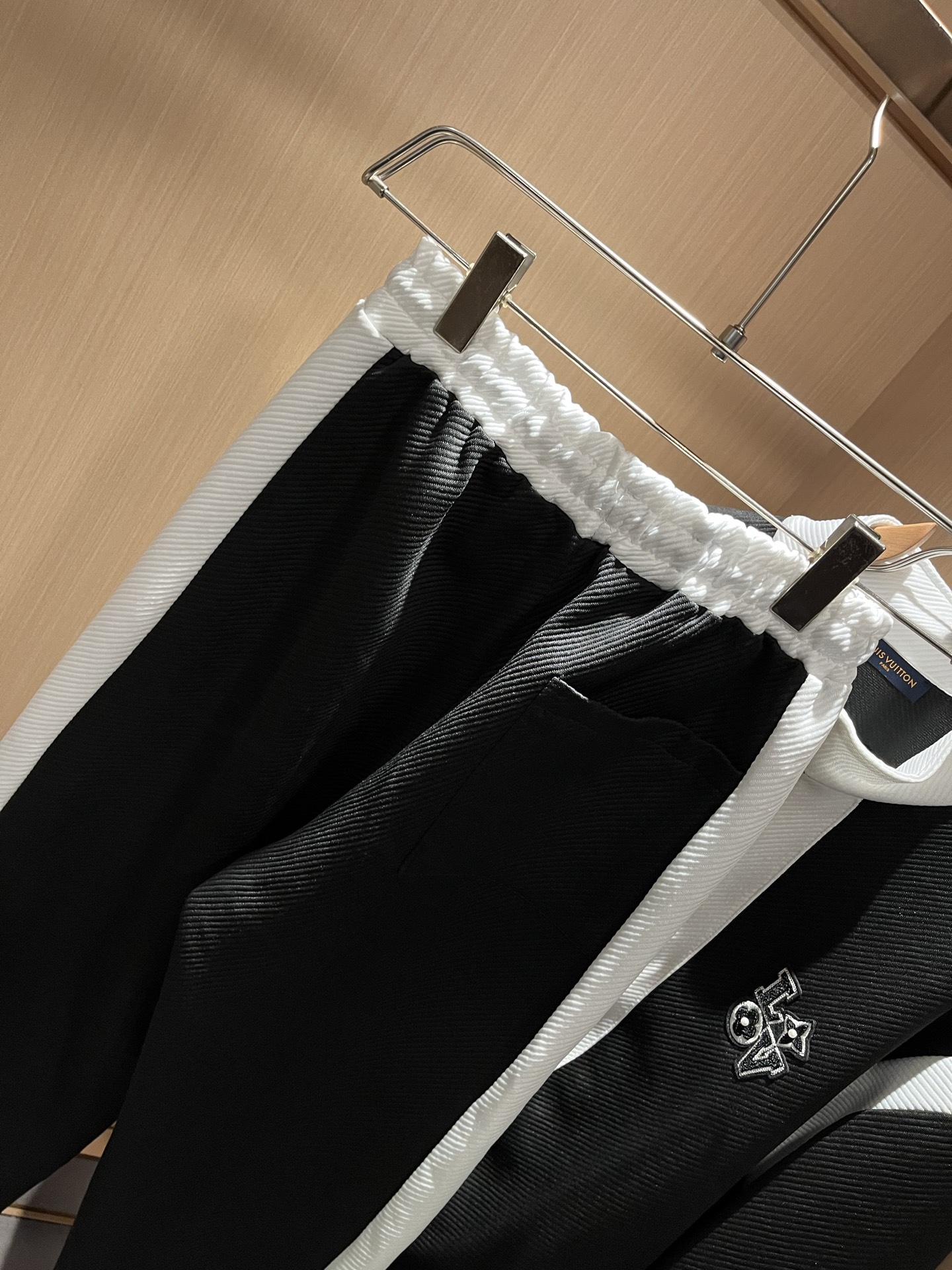 Louis Vuit*on 路易家族 2025秋冬新款套装，轻奢休闲套装，男女同款👫装饰！路易家族的新高