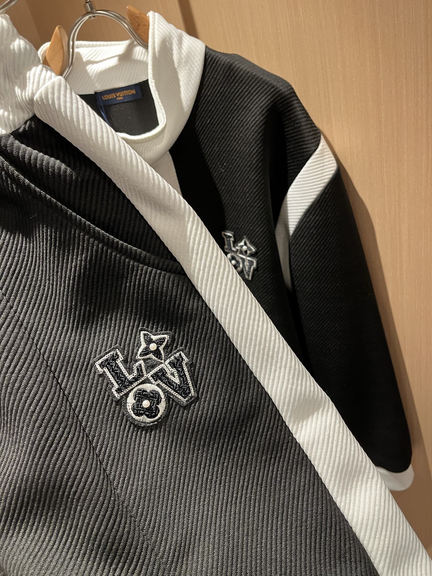 Louis Vuit*on 路易家族 2025秋冬新款套装，轻奢休闲套装，男女同款👫装饰！路易家族的新高