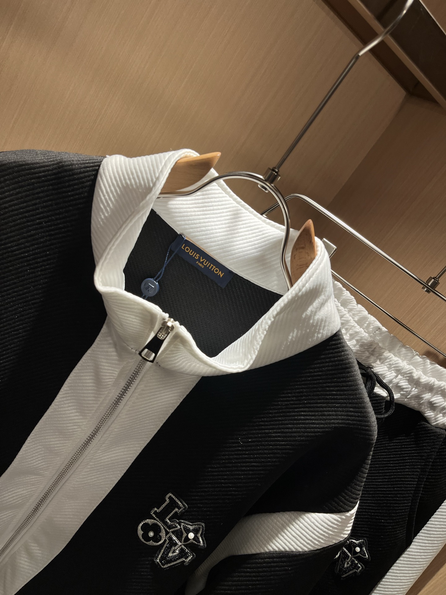 Louis Vuit*on 路易家族 2025秋冬新款套装，轻奢休闲套装，男女同款👫装饰！路易家族的新高