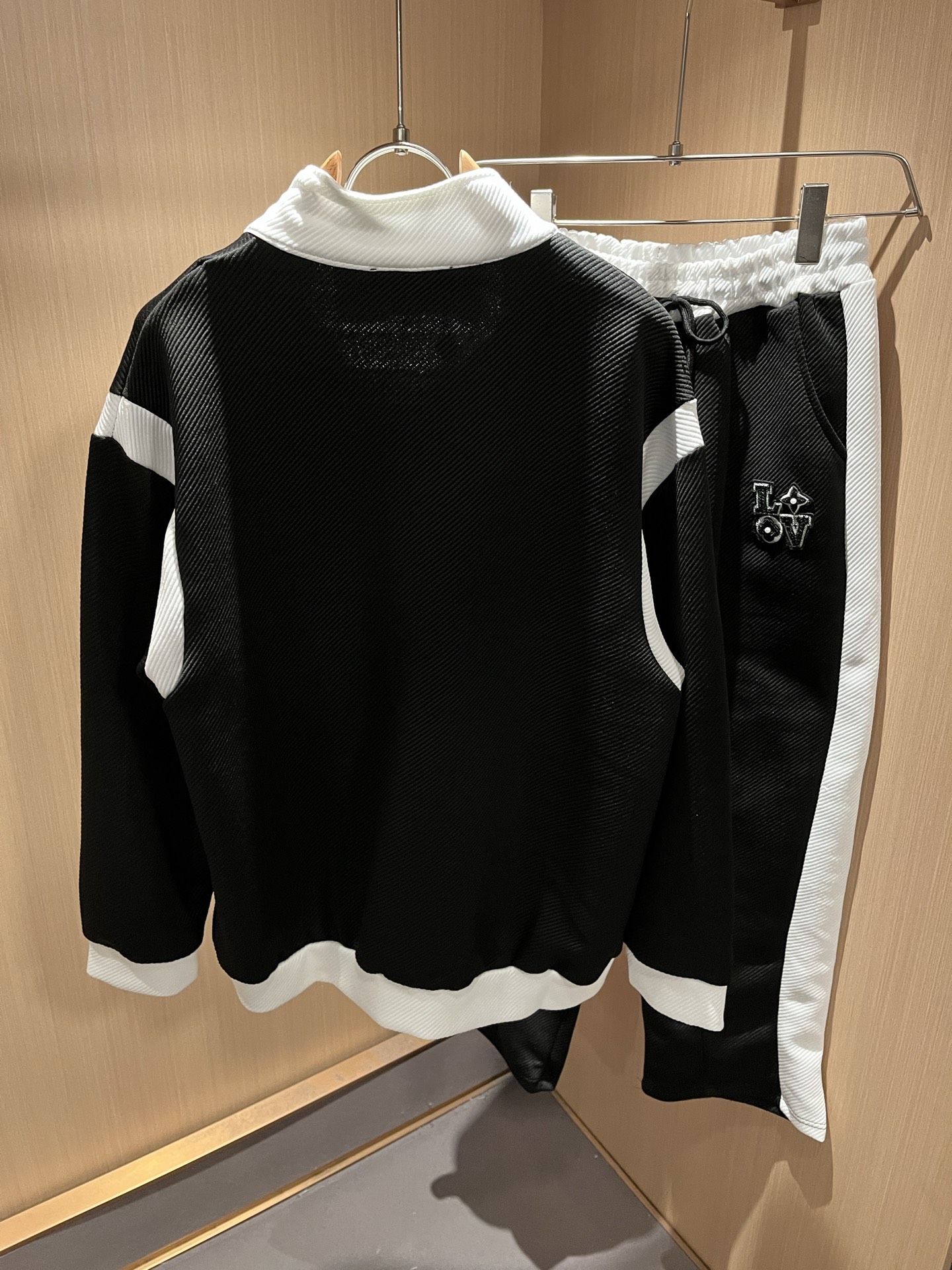 Louis Vuit*on 路易家族 2025秋冬新款套装，轻奢休闲套装，男女同款👫装饰！路易家族的新高