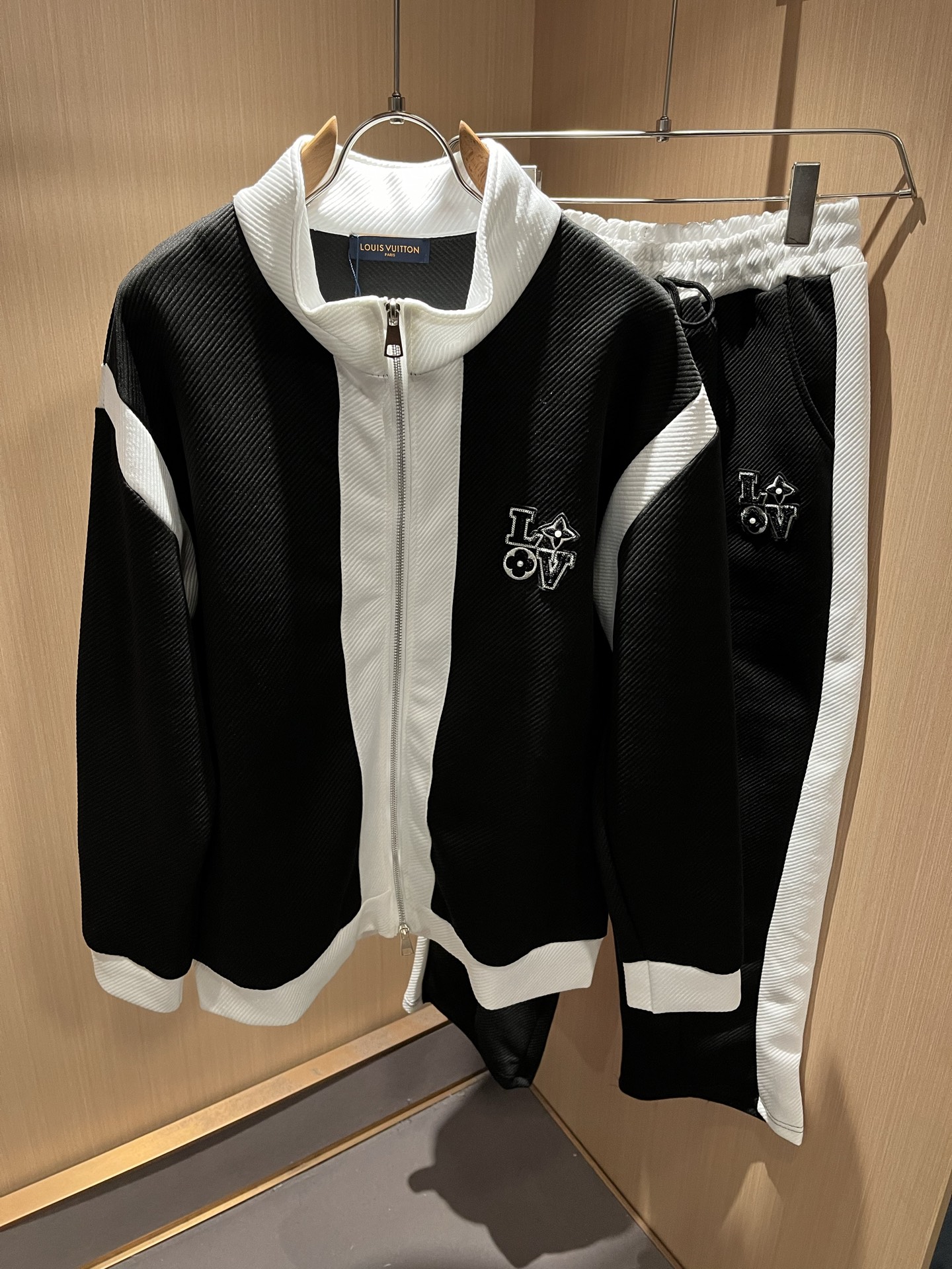 NO:531872,Louis Vuit*on Louis Family New autumn and winter suits, light luxury casual suits, same style for men and women!  The new high-end Louis family, the details and quality are always flawless, and creative designs are emerging one after another. If you don’t buy a few pieces of Louis this fall and winter, you are not considered a fashion expert. The logo logo pattern embroidery design!  The iconic elements of Louis are really something that everyone loves. They are super soft and resilient, from world-class trade-level OEM channels, with extremely rare quantity and no help in selling out. They are clean and neat. This is the special skill of the Louis family and the latest craftsmanship this quarter. The degree of meticulousness has reached the top, and the loose cut style design is unique. It is a fusion of luxury and fashion!  Size M-3XL, louis vuitton,louis vuitton,alexander wang19860909Louis Vuit*on 路易家族 秋冬新款套装,轻奢休闲套装,男女同款装饰！路易家族的新高端,细节品质永远的那么完美无瑕,创意设计层出不穷.今年秋冬季节没有入手几件路易你算不上时尚达人.衣身标识logo图案刺绣设计！诠释路易的标志性元素,实属人见人爱的东西.超级柔软且具有韧性,来自世界级贸易级别的代工厂渠道,数量极其稀少售完无补.干净俐落.这是路易家族的看家绝活也是本季度的最新工艺.细致化程度已经达到顶端了,宽松剪裁的版型设计堪称一绝.属于奢华与时尚的融合！尺码M-3XL,,louis vuitton,louis vuitton,alexander wang,Men's clothing