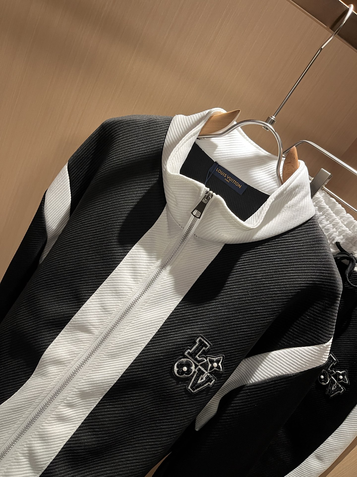 Louis Vuit*on 路易家族 2025秋冬新款套装，轻奢休闲套装，男女同款👫装饰！路易家族的新高