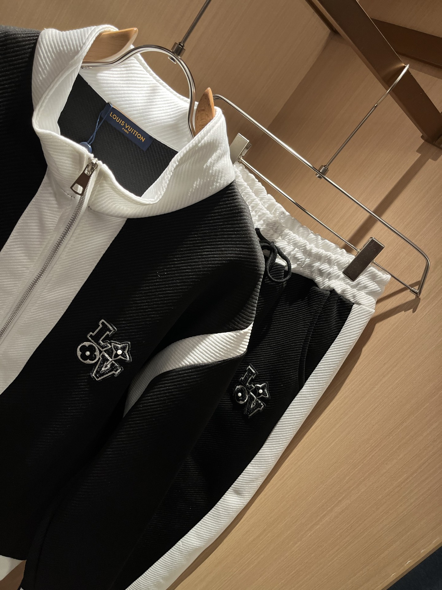 Louis Vuit*on 路易家族 2025秋冬新款套装，轻奢休闲套装，男女同款👫装饰！路易家族的新高