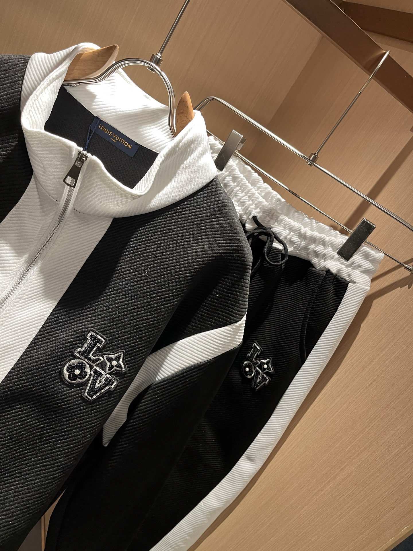 Louis Vuit*on 路易家族 2025秋冬新款套装，轻奢休闲套装，男女同款👫装饰！路易家族的新高