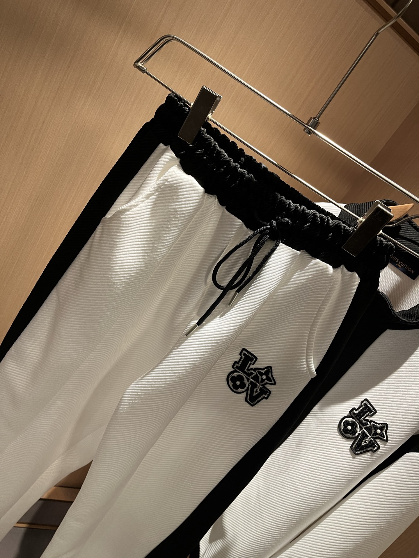 Louis Vuit*on 路易家族 2025秋冬新款套装，轻奢休闲套装，男女同款👫装饰！路易家族的新高