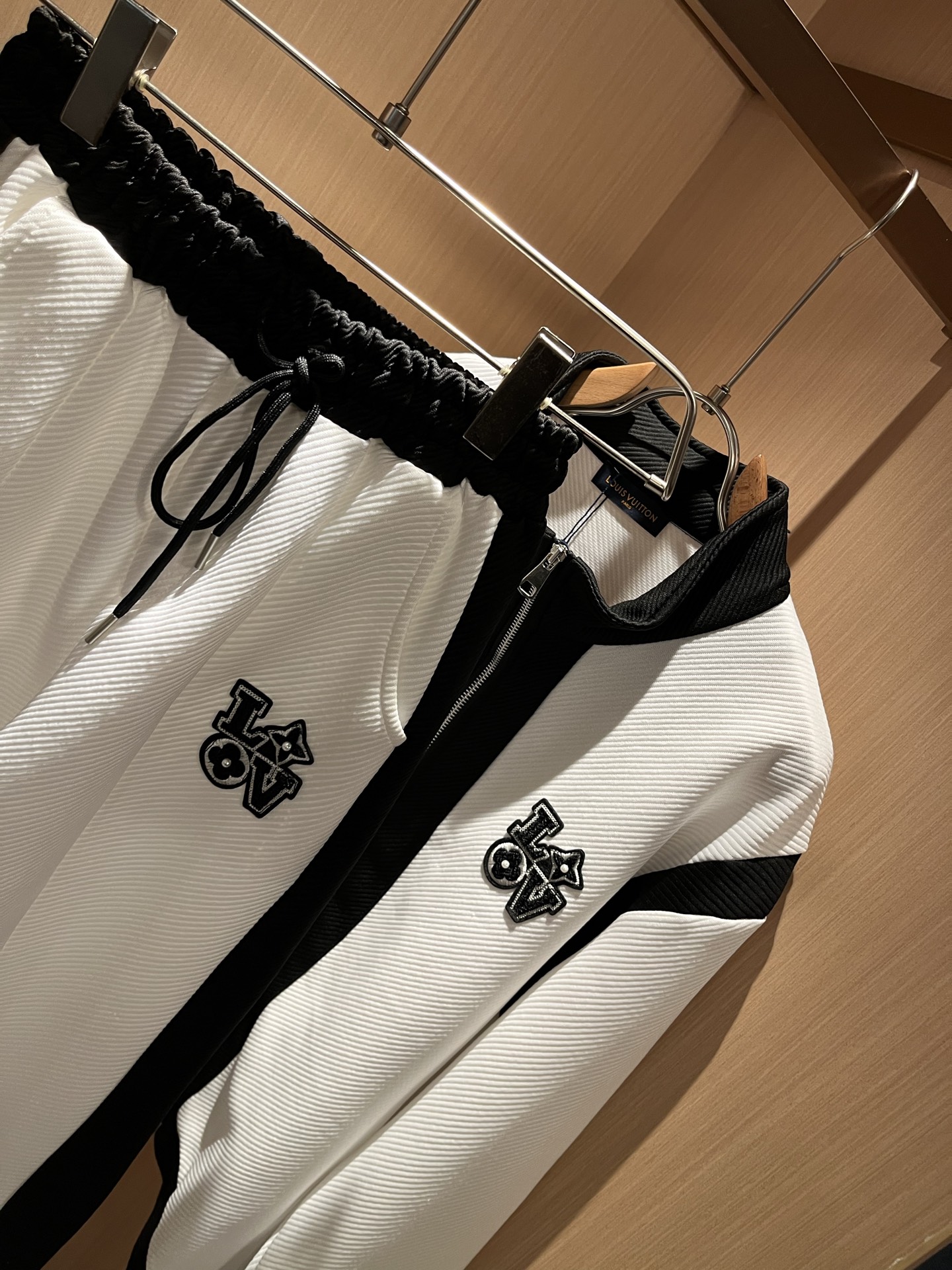 Louis Vuit*on 路易家族 2025秋冬新款套装，轻奢休闲套装，男女同款👫装饰！路易家族的新高