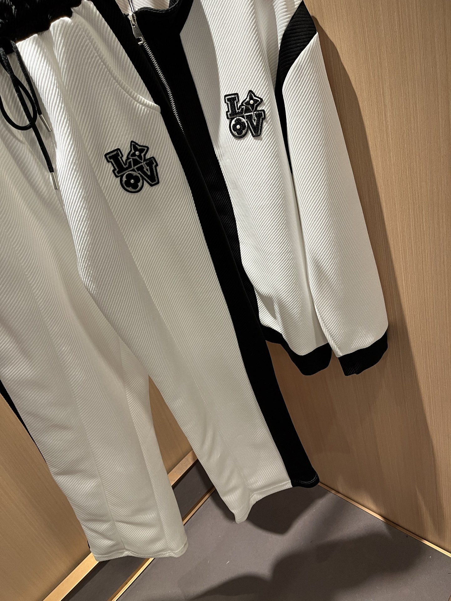 Louis Vuit*on 路易家族 2025秋冬新款套装，轻奢休闲套装，男女同款👫装饰！路易家族的新高