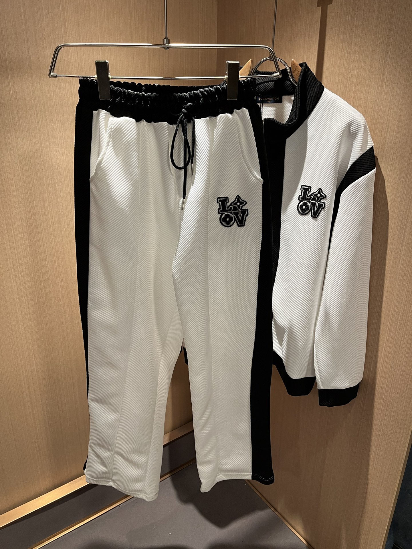Louis Vuit*on 路易家族 2025秋冬新款套装，轻奢休闲套装，男女同款👫装饰！路易家族的新高