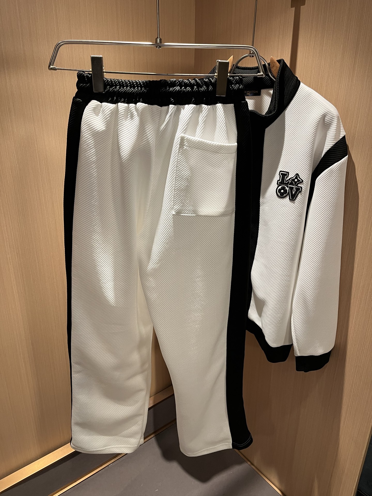 Louis Vuit*on 路易家族 2025秋冬新款套装，轻奢休闲套装，男女同款👫装饰！路易家族的新高