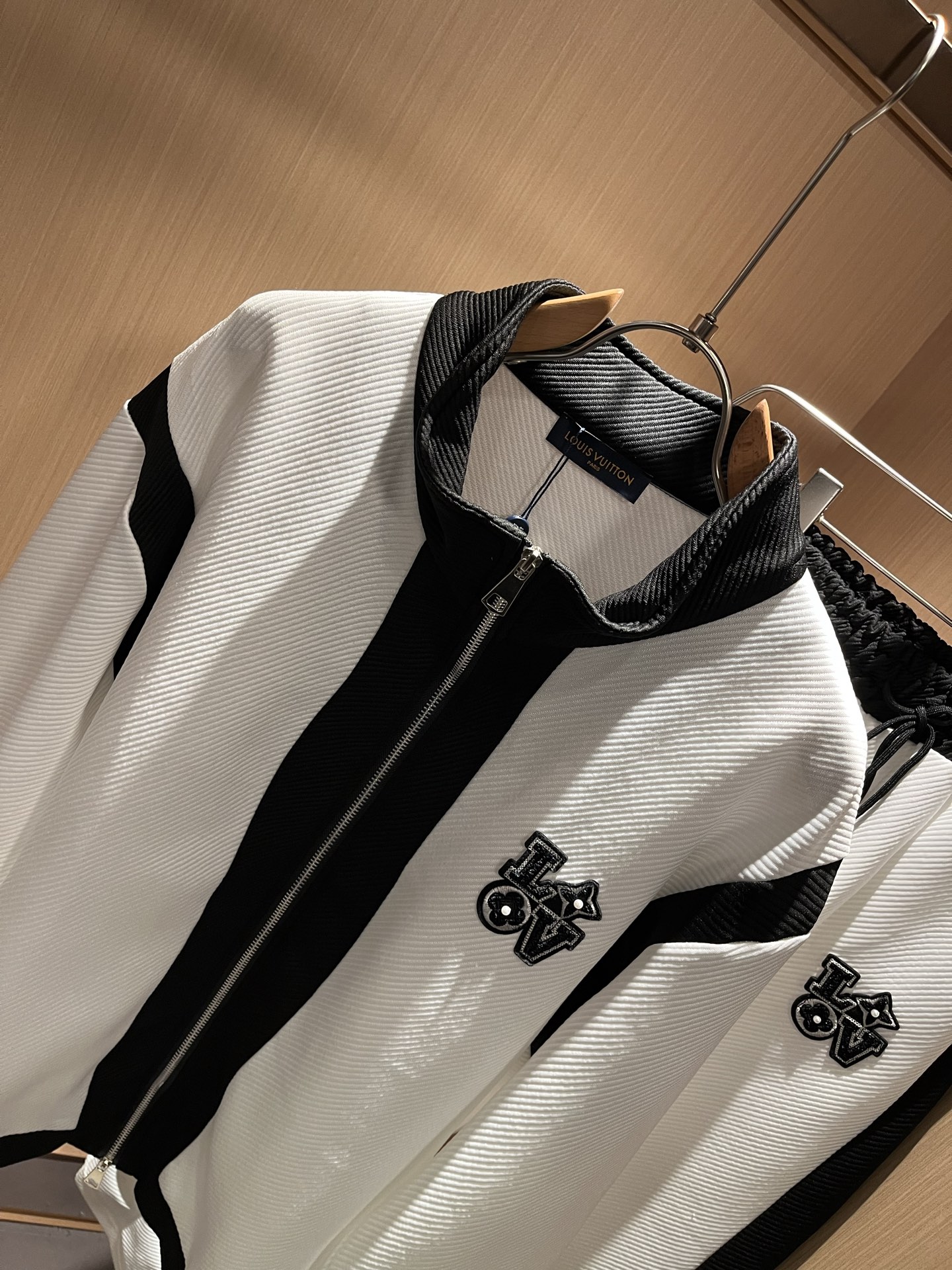 Louis Vuit*on 路易家族 2025秋冬新款套装，轻奢休闲套装，男女同款👫装饰！路易家族的新高