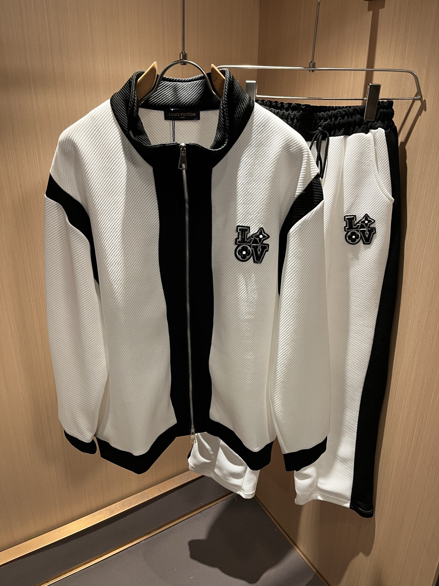 Louis Vuit*on 路易家族 2025秋冬新款套装，轻奢休闲套装，男女同款👫装饰！路易家族的新高