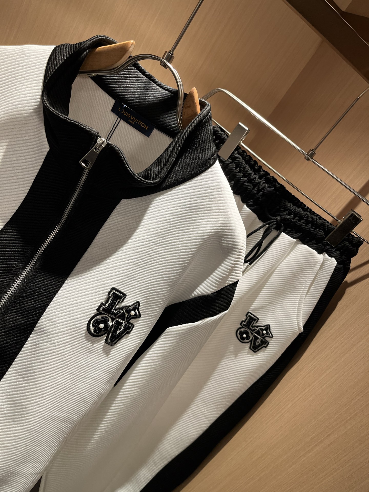 Louis Vuit*on 路易家族 2025秋冬新款套装，轻奢休闲套装，男女同款👫装饰！路易家族的新高