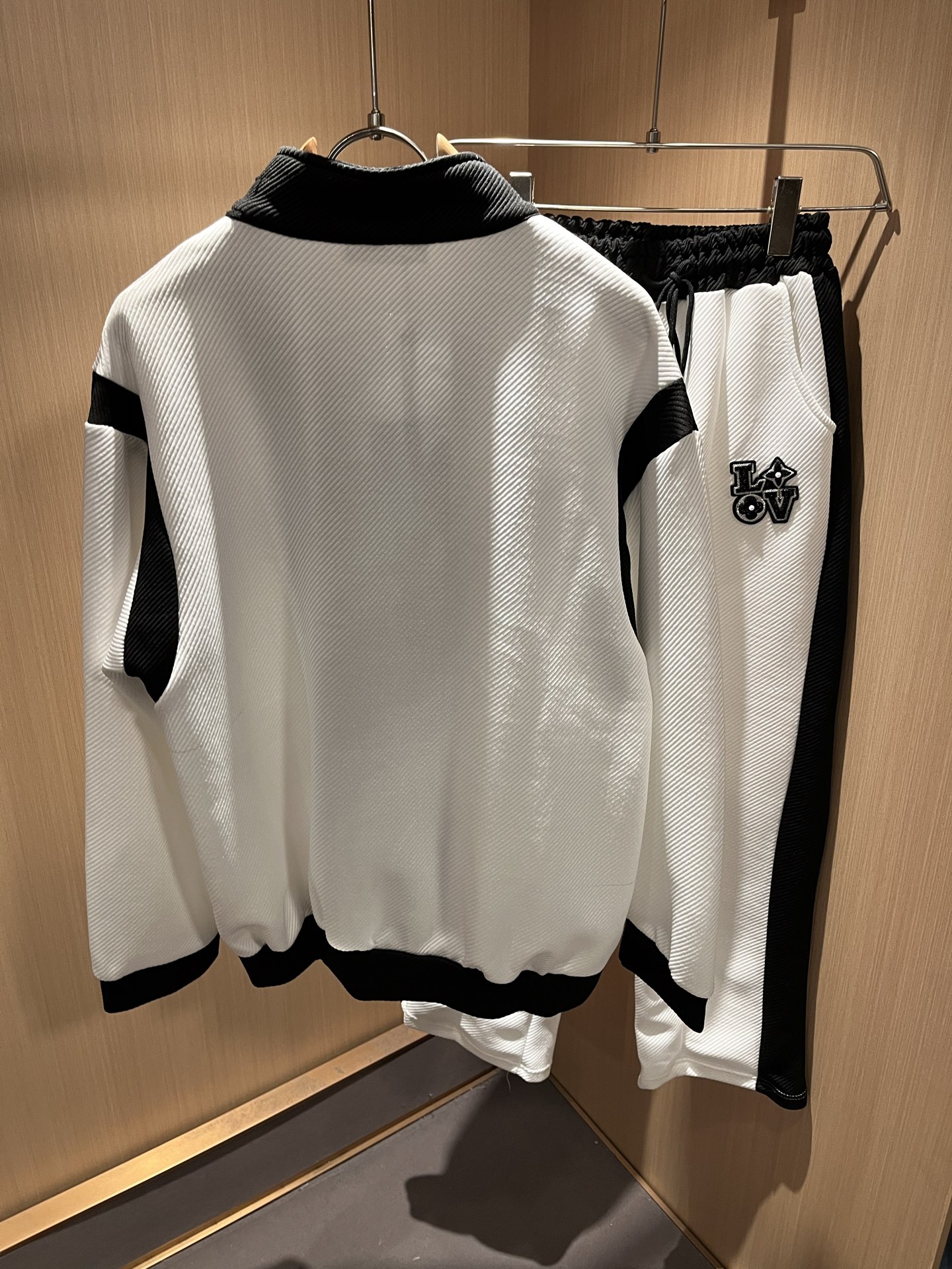 Louis Vuit*on 路易家族 2025秋冬新款套装，轻奢休闲套装，男女同款👫装饰！路易家族的新高