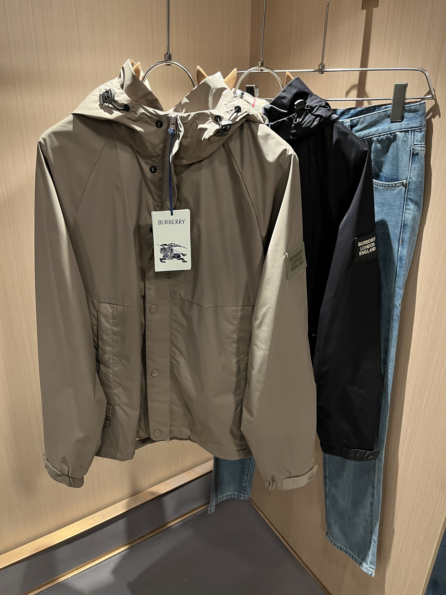 NO:541217,BURBER*Y BAR*Li’s new autumn and winter jacket is coming. It is made of a popular environmentally friendly polyester fiber fabric recently. It is a high-end outdoor sports and leisure series, which is very popular and sports trend!  The latest special material developed by BUR, memory fabric, is also called memory cloth, which refers to fabrics with morphological memory functions, sleeve logo pattern badge design!  Selling all versions on the market in seconds is not a level at all. Whether it is material, detail restoration and craftsmanship, you are not afraid of any challenges. Just to contribute wonderful products to everyone. As always, it is consistent. A style that implements the core concept of BUR tightly ties the plaid and fashion, always maintains perfection, a simple but not simple design style perfectly meets the outfit you need in daily life. Size: M-3XL, burberry, jackets & coats, jackets & coats, alexander wang19860909BURBER*Y巴*莉2025秋冬新品夹克外套重磅来袭,最近比较火热的环保聚酯纤维面料制作而成,高端户外运动休闲系列,非常火热运动风潮！BUR最新研发的特殊材质,记忆面料也叫记忆布,是指具有形态记忆功能的面料,袖子logo图案徽章设计！秒杀市面上一切版本,只能说根本就不是一个级别的存在,不管是材质还是细节还原度以及工艺制作方面,不惧任何挑战,只为给大家奉献绝妙产物一如既往,始终如一,贯彻了BUR核心理念的一个款式将格纹与时尚紧紧的捆绑在一起,时刻保持完美,简约而不简单的的设计风格,完美的满足了你日常所需要的穿搭.尺码:M-3XL,,burberry,jackets & coats,jackets & coats,alexander wang,Men's clothing