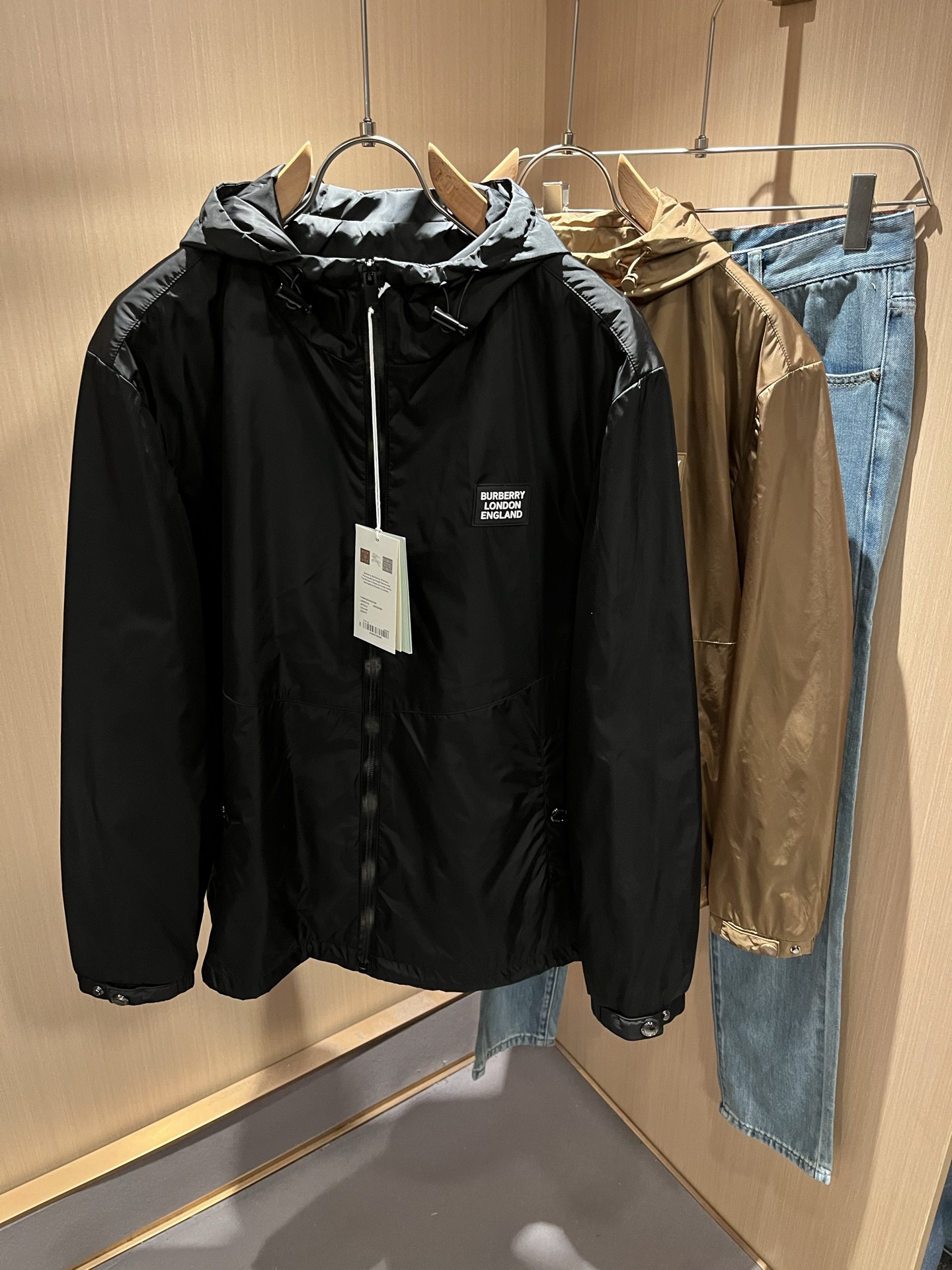 NO:538282,BURBER*Y BAR*Li’s new autumn and winter jacket is coming. It is made of a popular environmentally friendly polyester fiber fabric recently. It is a high-end outdoor sports and leisure series, which is very popular and sports trend!  The latest special material developed by BUR, memory fabric, is also called memory cloth, which refers to fabrics with morphological memory functions, and the chest logo pattern badge design!  Selling all versions on the market in seconds is not a level at all. Whether it is material, detail restoration and craftsmanship, you are not afraid of any challenges. Just to contribute wonderful products to everyone. As always, it is consistent. A style that implements the core concept of BUR tightly ties the plaid and fashion, always maintains perfection, a simple but not simple design style perfectly meets the outfit you need in daily life. Size: M-3XL, burberry, jackets & coats, jackets & coats, alexander wang19860909BURBER*Y巴*莉2025秋冬新品夹克外套重磅来袭,最近比较火热的环保聚酯纤维面料制作而成,高端户外运动休闲系列,非常火热运动风潮！BUR最新研发的特殊材质,记忆面料也叫记忆布,是指具有形态记忆功能的面料,胸前logo图案徽章设计！秒杀市面上一切版本,只能说根本就不是一个级别的存在,不管是材质还是细节还原度以及工艺制作方面,不惧任何挑战,只为给大家奉献绝妙产物一如既往,始终如一,贯彻了BUR核心理念的一个款式将格纹与时尚紧紧的捆绑在一起,时刻保持完美,简约而不简单的的设计风格,完美的满足了你日常所需要的穿搭.尺码:M-3XL,,burberry,jackets & coats,jackets & coats,alexander wang,Men's clothing