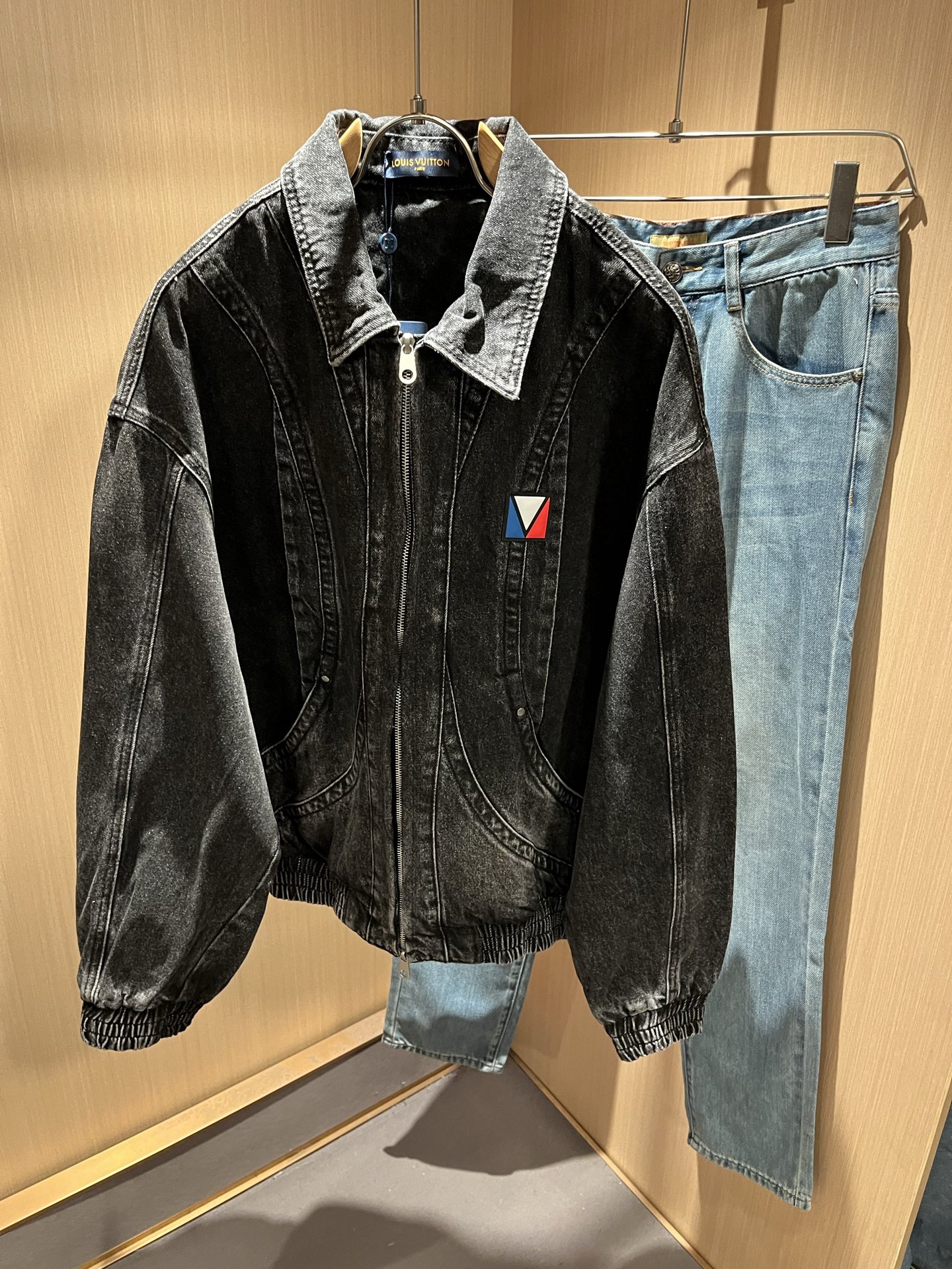 NO:550763,Louis Vuit*on 2025 autumn and winter new light luxury men and women's same denim jacket jacket, the new high-end of the Louis family, the details and quality are always flawless, heavy industry washing design!  Creative design of chest logo pattern!  If you don’t buy a few Louis items this spring, you are not considered a fashion expert. It interprets Louis’ iconic elements, which are really something that everyone loves. It is super soft and tough, and has excellent breathability. It comes from world-class trade-level OEM channels, with extremely rare quantity and no help after selling out. It is clean and neat. This is the special skill of the Louis family and the latest craftsmanship this quarter. The degree of meticulousness has reached the top, and the loose three-dimensional tailoring design is a unique one. It is a fusion of luxury and fashion!  Size M-4XL, louis vuitton,louis vuitton,jackets & coats,jackets & coats,alexander wang19860909Louis Vuit*on 路易*登 2025秋冬新款轻奢男女同款牛仔夹克外套,路易家族的新高端,细节品质永远的那么完美无瑕,重工洗水设计！胸前logo图案创意设计！今年春季节没有入手几件路易你算不上时尚达人.诠释路易的标志性元素,实属人见人爱的东西.超级柔软且具有韧性,透气感也是绝佳.来自世界级贸易级别的代工厂渠道,数量极其稀少售完无补.干净俐落.这是路易家族的看家绝活也是本季度的最新工艺.细致化程度已经达到顶端了,宽松立体剪裁的版型设计堪称一绝.属于奢华与时尚的融合！尺码M-4XL,,louis vuitton,louis vuitton,jackets & coats,jackets & coats,alexander wang,Men's clothing