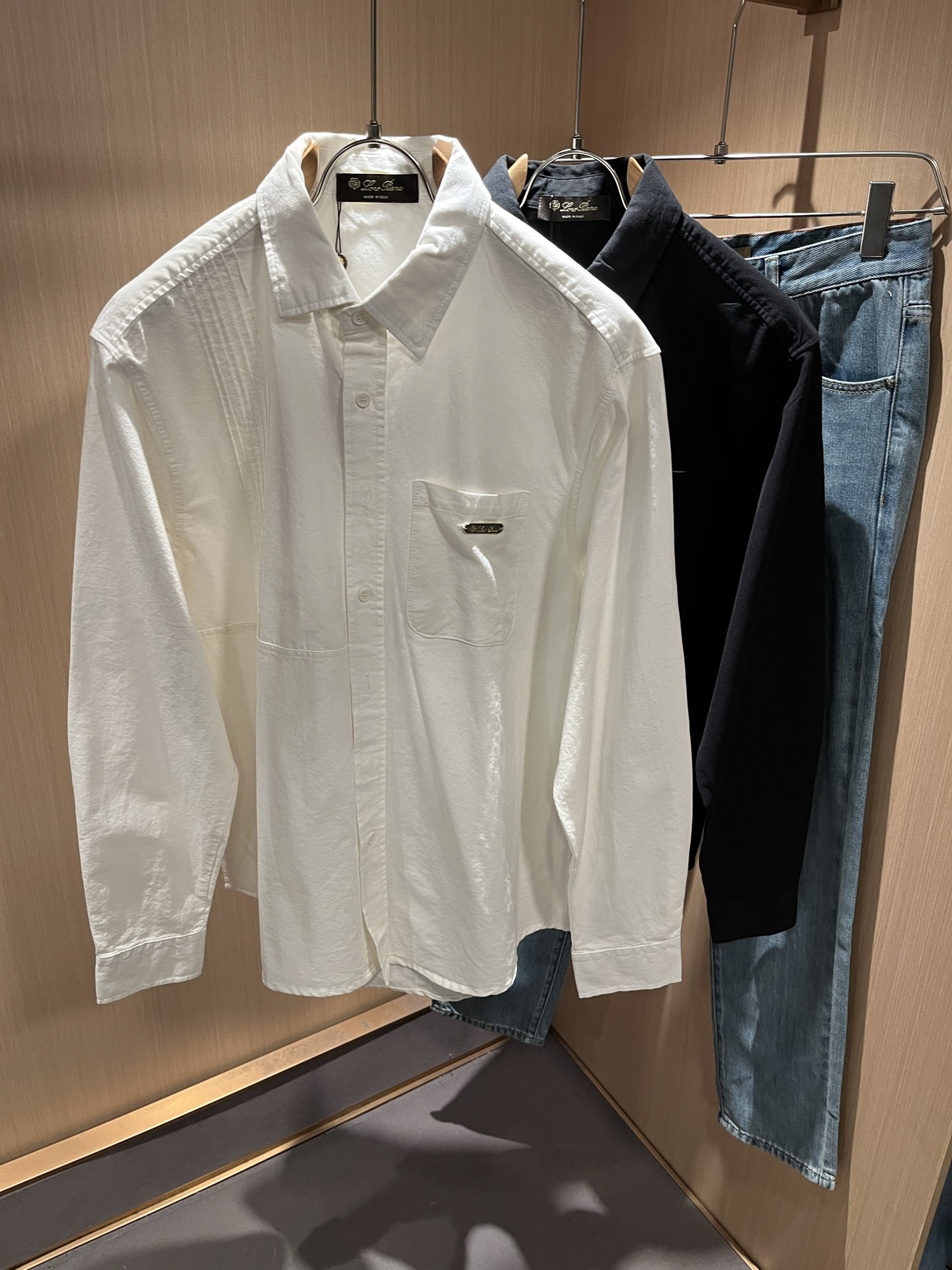 NO:538288,Loro Piana Nuoyou Pianya 2025 Autumn and Winter Men's Lapel Shirt, Full Quality!  !  Designed with logo hardware pattern!  The upper body is comfortable and breathable, not stiff, and the overall three-dimensional feeling is rich, with quality export orders, customized exclusive fabric tailoring to meet the simple needs of commuters for dressing. The upper body is very effective, it looks slim and not picky about the figure. The fabric workmanship... Improper, only good craftsmanship can make you feel good and tasteful, a must-have item for everyone!  Size M-3XL, loro piana, alexander wang19860909Loro Piana诺悠翩雅 2025秋冬男士最新的贸易订单翻领衬衣,全品相！！采用logo五金图案设计！上身舒适透气,不僵硬,整体有着丰富的立体感,品质出口订单,定制专属面料剪裁,满足通勤人们对于着装的简约需求,上身效果很好,显瘦,不挑剔身材.面料做工....无可挑剔,好工艺好面料才能穿出好品味一款,人手必备单品！尺码M-3XL,,loro piana,alexander wang,Men's clothing