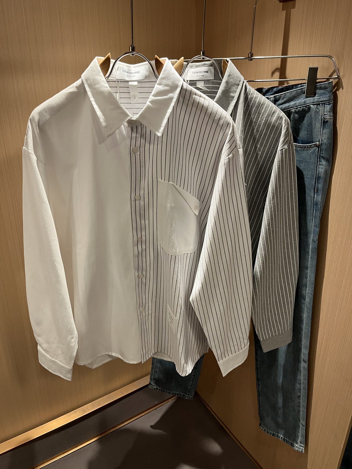 NO:541214,ThomBrow*e Tom*Long 2025 autumn and winter new shirt!  Th*m Br*wne long-sleeved shirt creates a unique style and meticulous detail. The new 'Habbi' cut design style is casual and casual. It lacks the formality but has more casual and casual beauty. High-quality poplin cotton fabric is made of dot knitted, light and flat. It is gentle and soft and delicate texture. It is comfortable and breathable and has no burden when worn close to the body. Hem logo label design!  The logo shows the value of the brand image. Contrast colors and ribbed knitted strips reflect unique temperament. Size M-3XL, shirts, alexander wang19860909ThomBrow*e汤姆*朗2025秋冬新款衬衣！Th*m Br*wne长袖衬衫,造就与众不同的造型气质,细节性无微不至.新式“哈比人”裁剪设计款式休闲随意.少了正式感却多了份随意休闲的美感.优质府绸棉面料,运用点状针织制作而成,轻薄平整.温婉柔软和细腻的质感.贴身穿着舒适透气无负担.下摆logo贴标设计！标识展示品牌形象的价值.撞色搭配罗纹针织彩条饰带体现独特气质.尺码M-3XL,,shirts,alexander wang,Men's clothing