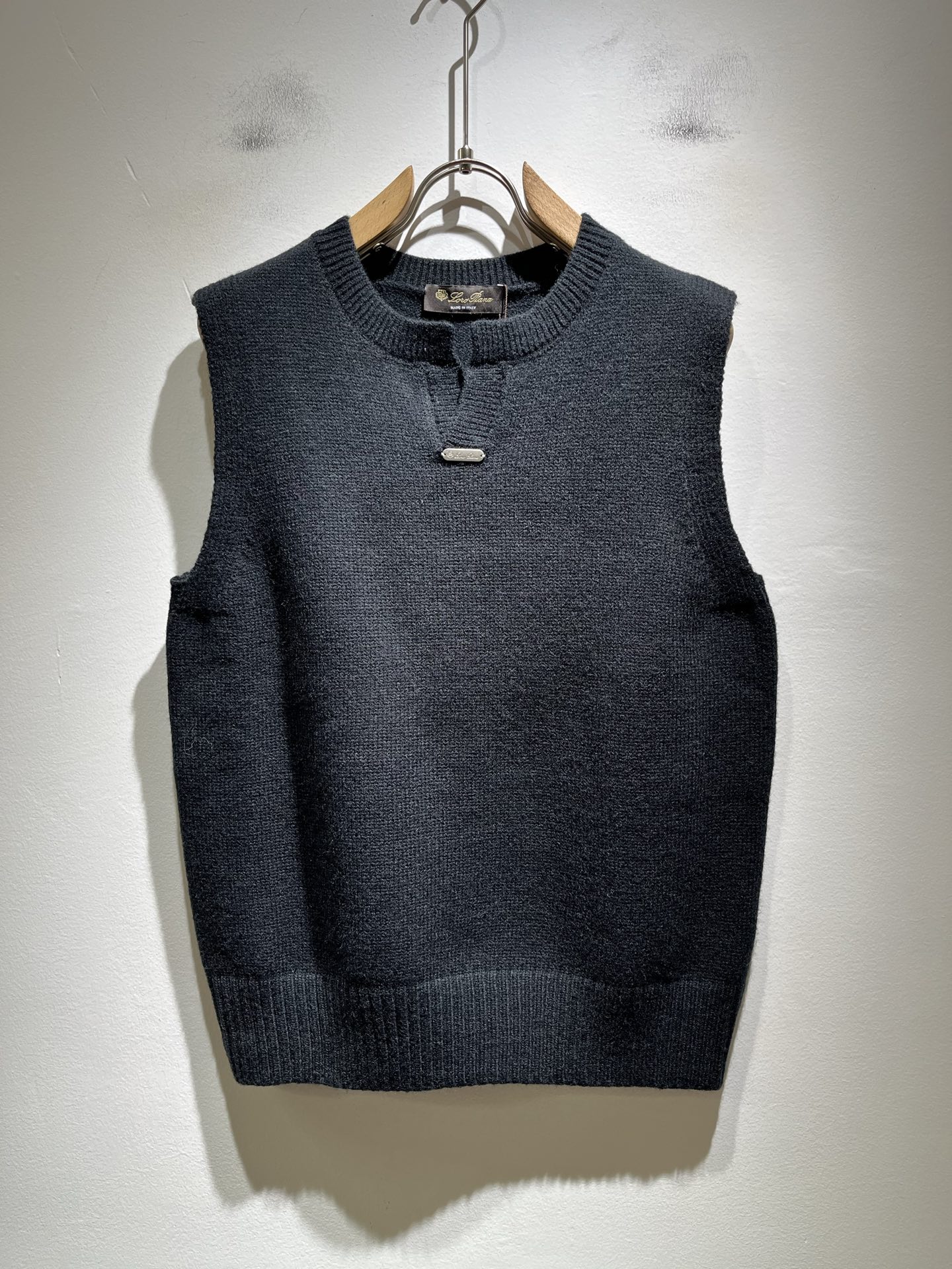 NO:528670,Loro Piana Nuoyou Pianya The latest trade order for men in autumn and winter 2025 knitted vest, full quality!  !  The upper body is comfortable and breathable, not stiff, and the overall body has a rich three-dimensional feeling, quality export orders, customized exclusive knitted fabric tailoring, and chest hardware logo design!  Meet the simple needs of commuters for dressing, the upper body works well, looks slim and is not picky about the figure. The fabric workmanship is impeccable, and only good craftsmanship can make you feel good and tasteful. It is a must-have item for everyone!  Size M-4XL, loro piana, alexander wang19860909Loro Piana诺悠翩雅 2025秋冬男士最新的贸易订单针织马甲,全品相！！上身舒适透气,不僵硬,整体有着丰富的立体感,品质出口订单,定制专属针织面料剪裁,胸前五金logo设计！满足通勤人们对于着装的简约需求,上身效果很好,显瘦,不挑剔身材.面料做工....无可挑剔,好工艺好面料才能穿出好品味一款,人手必备单品！尺码M-4XL,,loro piana,alexander wang,Men's clothing