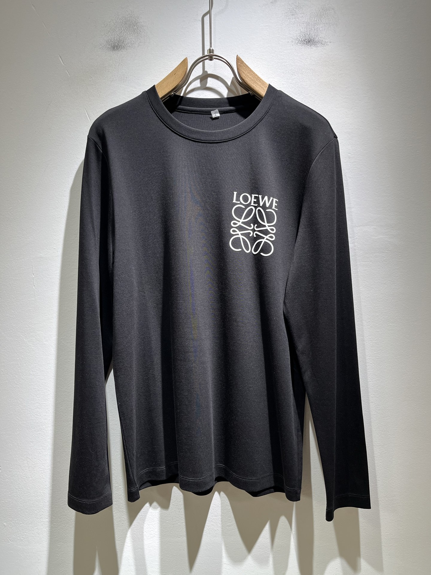 NO:528643,LOE*WE Luo*We 2025 autumn and winter men's long-sleeved base shirt, original Italian order channel, very unique and high-end style, logo pattern velvet pressing technology design!  The latest fashion trends and popular products are here, and it is another simple and high-end fashion item. It is a fashion product with very high-end outfit charm. It is a must-have item for fashion trends!  Original Italian manufacturer channels, special-level orders, and released at the same time as Hong Kong, Macao and Taiwan buyers. This model is also the latest popular product of Luo Yiweijia this year and the most classic product. Its specifications and grades are beyond doubt!  !  The choice is very diverse, and it can be said that this model naturally has a fresh and natural feeling, showing the brand charm and high-end feeling. The texture of this model is very good, and the heavy weight and brilliant skin-friendliness that can be seen with hands are even better, and it is a complete enjoyment of wearing!  !  Size: M-3XL, loewe, loewe, alexander wang19860909LOE*WE罗*威 2025秋冬男士长袖打底衫,意大利原厂订单渠道,极具个性高级风,标志logo图案压绒工艺设计！最新时尚潮流人气产物驾到,又是一款简约高级的时尚单品,穿搭魅力十分高级不俗的时尚产物 ,时尚潮流必备单品！意大利原厂渠道,特供级别订单,同步港澳台买手店发布,此款也是罗意威家今年的最新人气产物,也是最经典的产物,其规格跟档次更是毋庸置疑！！ 选择极具多样化,言而喻此款自然具备那种清新自然的感觉,彰显品牌魅力与高级感,此款的质感十分的到位,用手可以感知的重磅跟出彩亲肤程度更是上佳,十足的穿着享受！！尺码: M-3XL,,loewe,loewe,alexander wang,Men's clothing